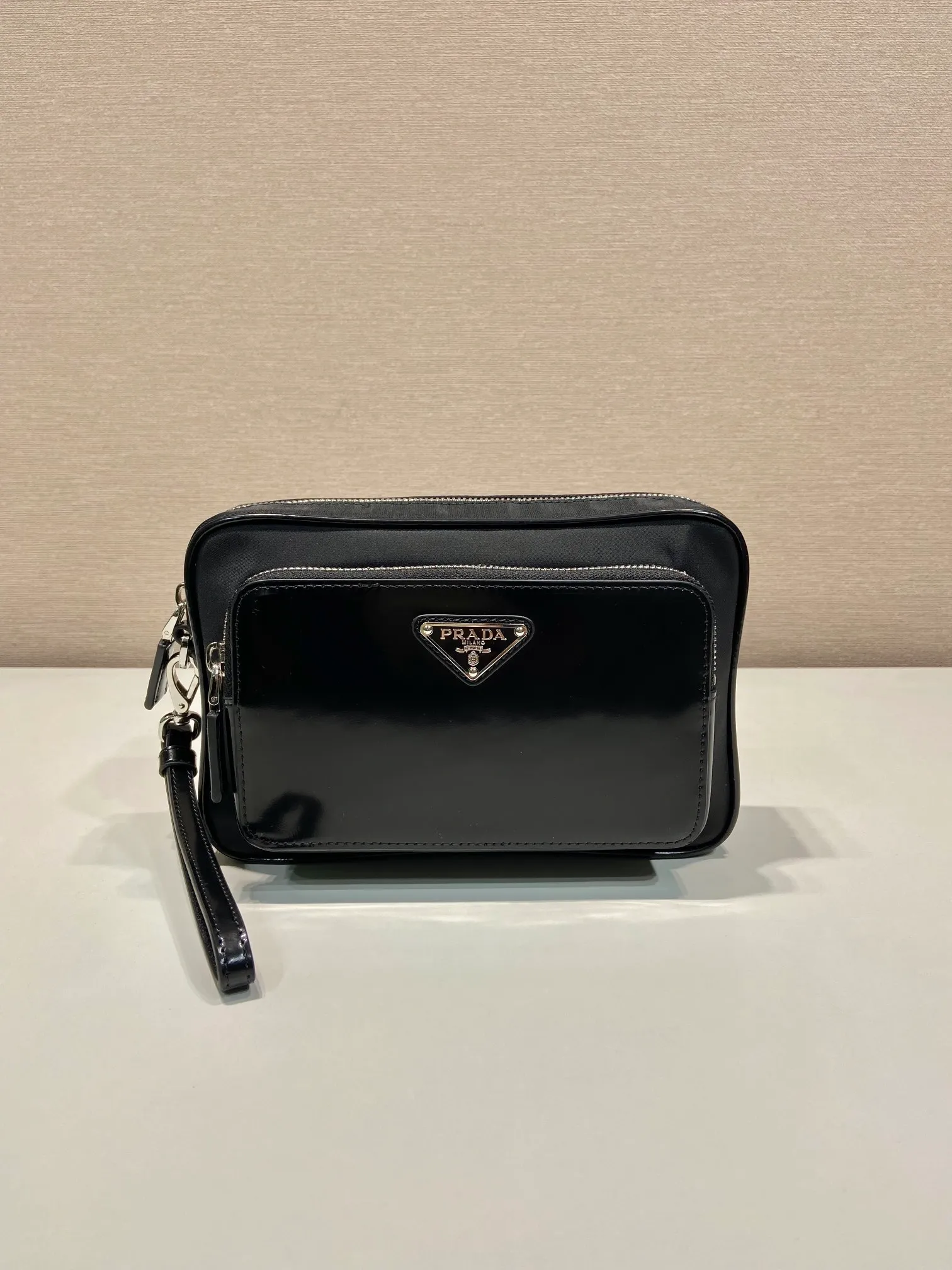 💰860🎉New men's handbag🎉2VF041🎉🎉 This men's handbag is made of innovative regenerated nylon fabric Re-Nylon and glossy leather, with versatile style and fashionable temperament. Featuring a convenient exterior zip pocket and embellished with an enameled metal triangle logo. Large capacity, light and practical, handsome guys, hurry up and get it🎉🎉 Length 21x Height 14x Bottom 4🎉🎉🎉👏👏👏
