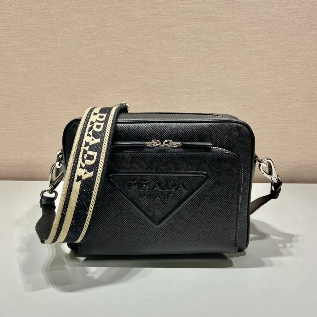 💰1840👏Men's cross-body bag with embroidered webbing👏2VH152👏👏 This stylish and simple shoulder bag is made of imported Saffiano leather with a large embossed triangle logo🎉🎉My favorite is equipped with a detachable embroidered webbing, which can be matched with other bags👏👏Front pocket design, showing the unique characteristics of crossed parallel lines. Simple, elegant and fashionable, it is very trendy on the street, hurry up and get it👏👏handsome guys😘 Length 24x height 18x ​​bottom 6cm