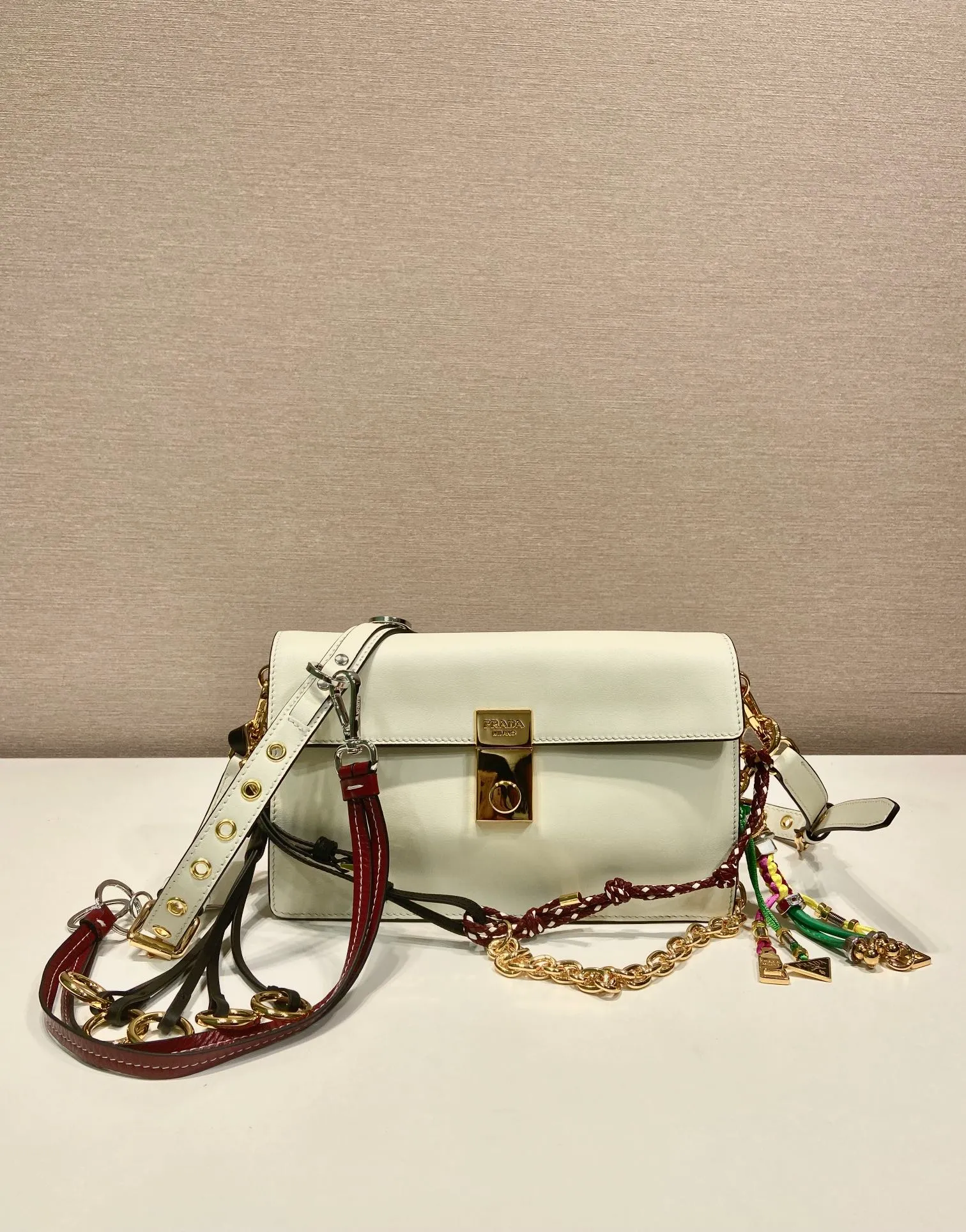💰1700🎉Punk Style🎉1BD379 Small🎉🎉 This new Soft Sound handbag is made of soft leather inside/outside, with ample space, chic and versatile. One-shoulder style with two compartments and gold-tone hardware. What I love the most is the detachable pendant as the finishing touch😘to show the diverse and fashionable style. The upper body effect is so classy, ​​I love it😘, it’s another popular model for internet celebrities, babies, hurry up and get it🎉🎉 Length 24 height 13.5x bottom 6cm🎉🎉🎉👏👏👏