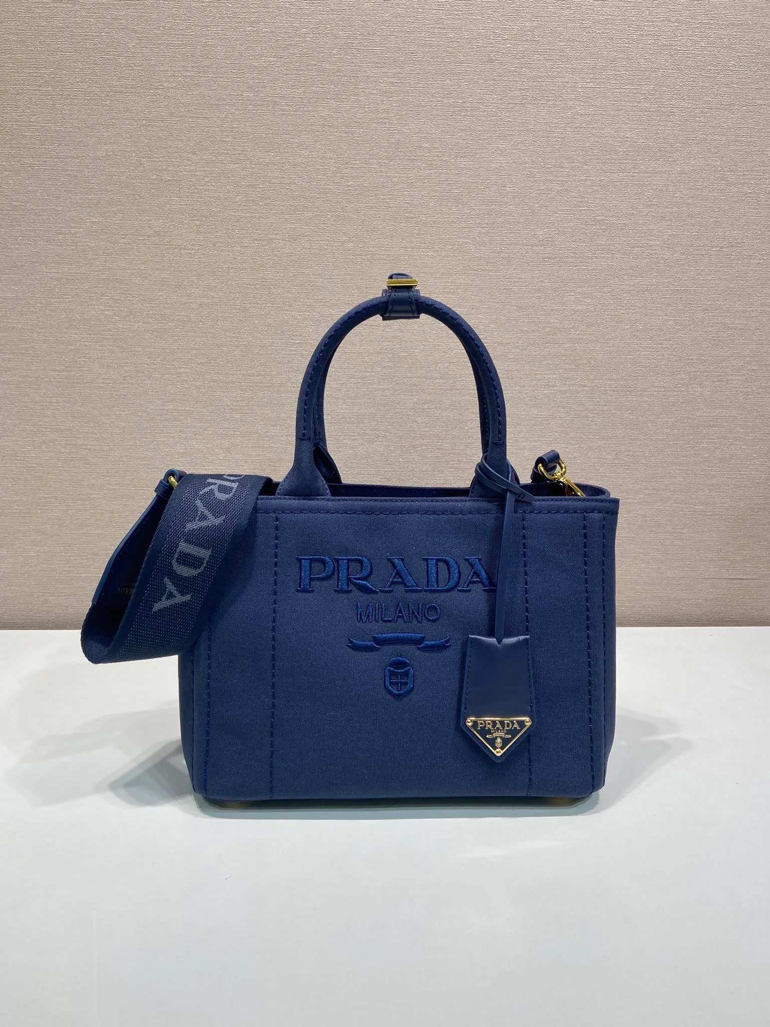 💰1160🎉New handbag🎉1BG464 small🎉🎉 This mini handbag is inspired by the timeless elements of nautical style and reinterprets the classic style. Made of cotton canvas with leather trim for a sophisticated and versatile look. Canvas handle, detachable and adjustable logo-printed woven shoulder strap, detachable leather keychain, can be carried by hand or on the shoulder, large capacity, so beautiful, another timeless and popular item🎉🎉worth owning🎉🎉 Length 26x Height 19x Bottom 15cm🎉🎉🎉💰💰💰