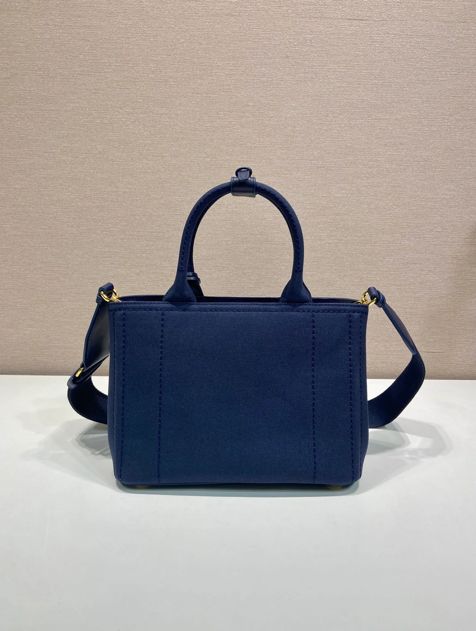 💰1160🎉New handbag🎉1BG464 small🎉🎉 This mini handbag is inspired by the timeless elements of nautical style and reinterprets the classic style. Made of cotton canvas with leather trim for a sophisticated and versatile look. Canvas handle, detachable and adjustable logo-printed woven shoulder strap, detachable leather keychain, can be carried by hand or on the shoulder, large capacity, so beautiful, another timeless and popular item🎉🎉worth owning🎉🎉 Length 26x Height 19x Bottom 15cm🎉🎉🎉💰💰💰