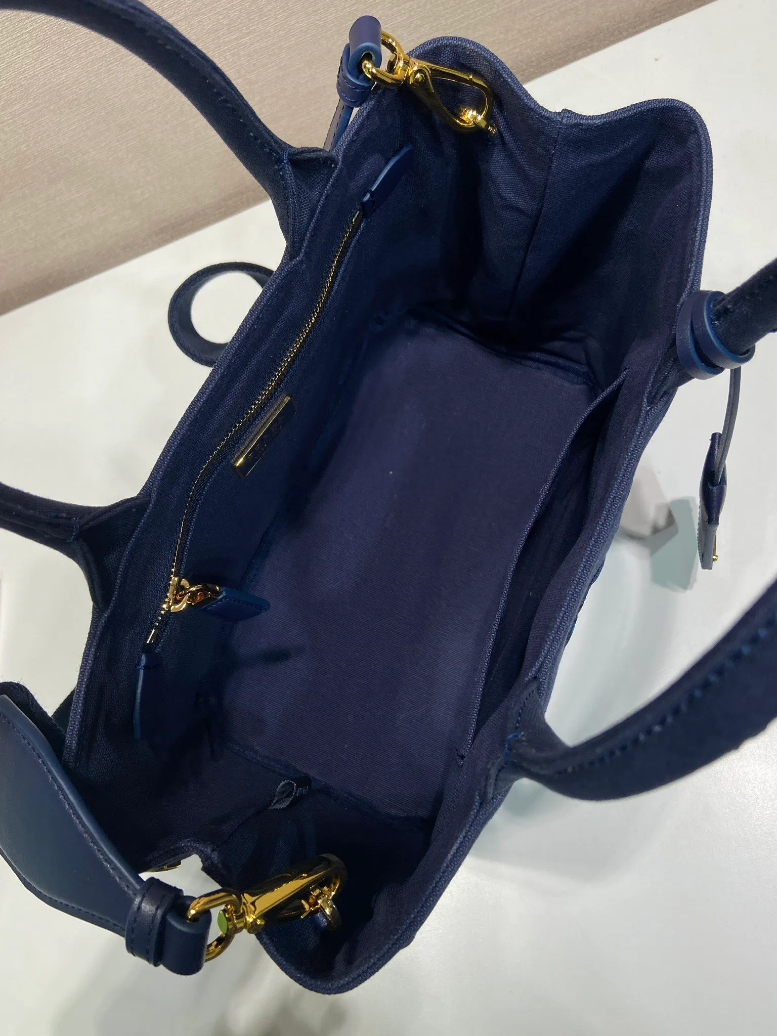 💰1160🎉New handbag🎉1BG464 small🎉🎉 This mini handbag is inspired by the timeless elements of nautical style and reinterprets the classic style. Made of cotton canvas with leather trim for a sophisticated and versatile look. Canvas handle, detachable and adjustable logo-printed woven shoulder strap, detachable leather keychain, can be carried by hand or on the shoulder, large capacity, so beautiful, another timeless and popular item🎉🎉worth owning🎉🎉 Length 26x Height 19x Bottom 15cm🎉🎉🎉💰💰💰