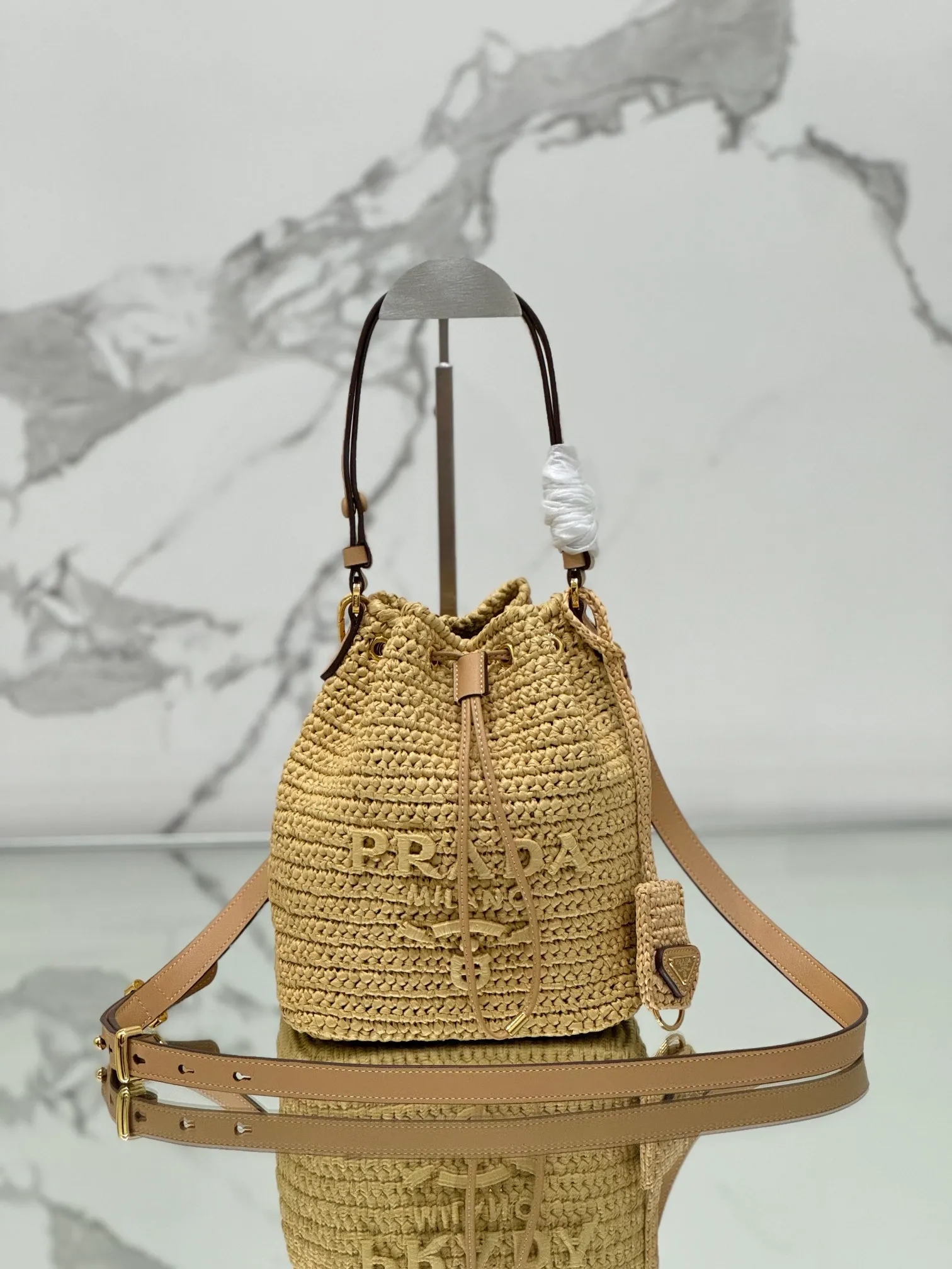 💰1700🌟Woven drawstring bucket bag. The raffia weaving is very solid and super textured. It can be paired with private clothes every day. It has a natural style design and seems to be able to breathe. Style number: 1BE068. Size 20×17×12.