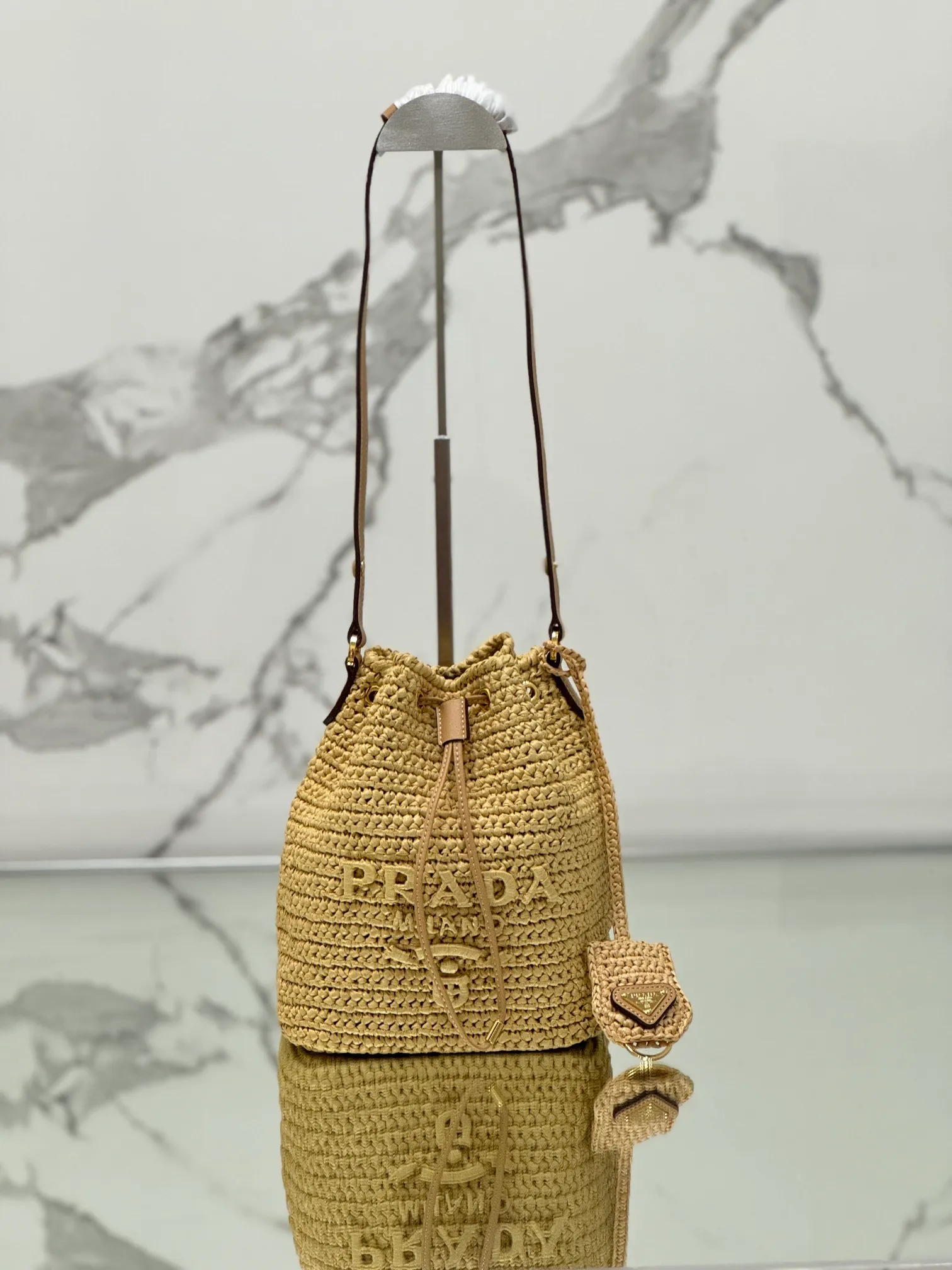 💰1700🌟Woven drawstring bucket bag. The raffia weaving is very solid and super textured. It can be paired with private clothes every day. It has a natural style design and seems to be able to breathe. Style number: 1BE068. Size 20×17×12.