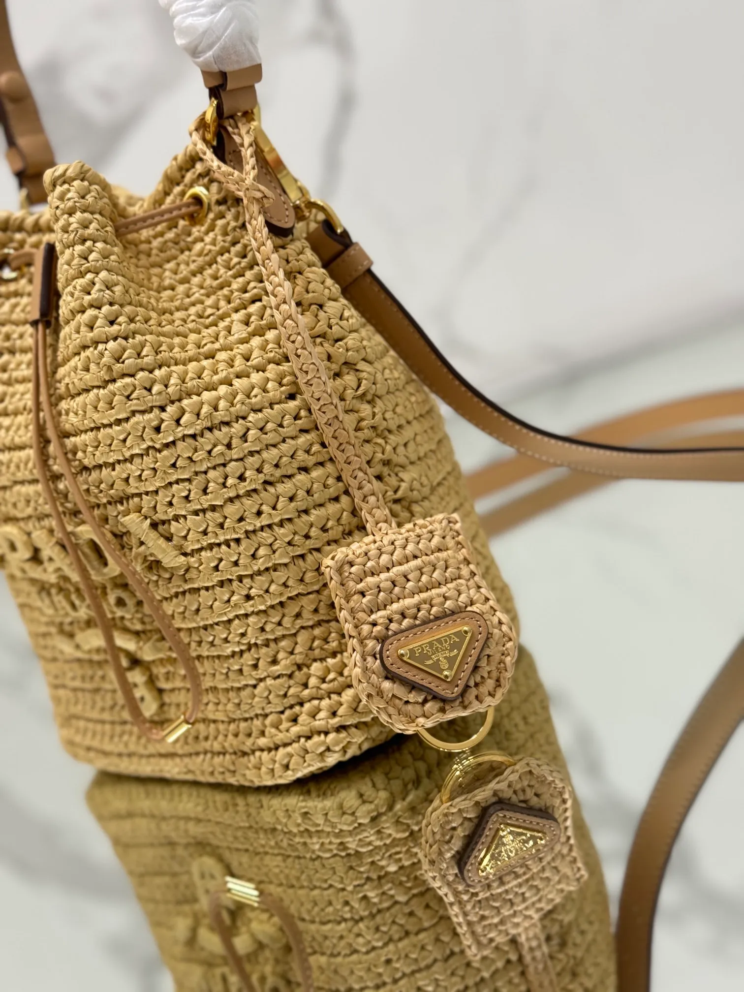 💰1700🌟Woven drawstring bucket bag. The raffia weaving is very solid and super textured. It can be paired with private clothes every day. It has a natural style design and seems to be able to breathe. Style number: 1BE068. Size 20×17×12.