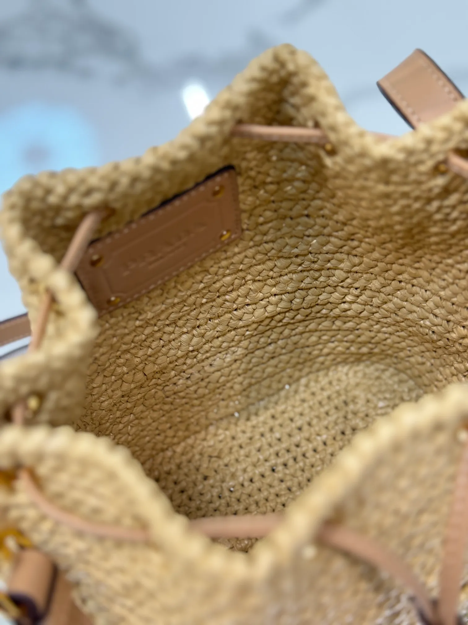 💰1700🌟Woven drawstring bucket bag. The raffia weaving is very solid and super textured. It can be paired with private clothes every day. It has a natural style design and seems to be able to breathe. Style number: 1BE068. Size 20×17×12.