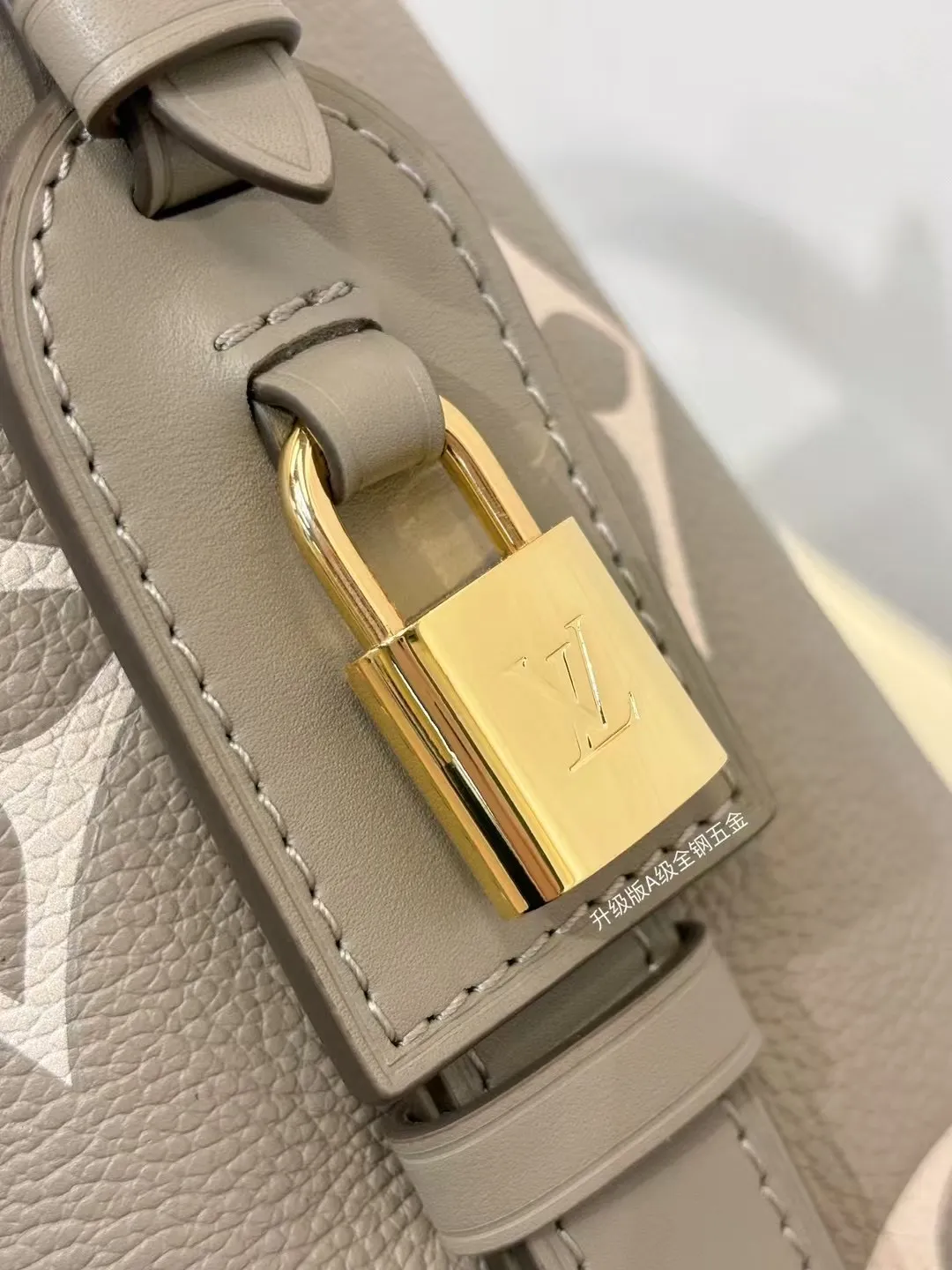 P¥1460👉nfc163C01 dynamic chip👈 [100% MB special grade original leather, all steel hardware] This All In BB handbag integrates modern design concepts into elegant silhouette and ample space. Monogram Empreinte leather craftsmanship creates a simple bucket bag structure, the iconic nameplate and metal padlock highlight the exquisite details, and the adjustable handle pays homage to the brand's trunk-making heritage. Embossed grained cow leather - Cow leather trim - Textile lining - Metal hardware - Magnetic and hook closure - Removable zippered interior pocket - A brand name - Padlock - Holds your smartphone, keys, Zippy wallet and headphones - Shoulder strap: non-detachable, adjustable! ! Model: M13045; Size: 16x18x12CM