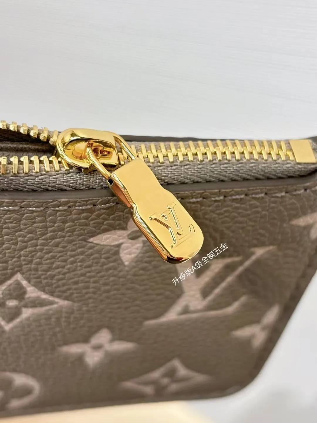 P¥1460👉nfc163C01 dynamic chip👈 [100% MB special grade original leather, all steel hardware] This All In BB handbag integrates modern design concepts into elegant silhouette and ample space. Monogram Empreinte leather craftsmanship creates a simple bucket bag structure, the iconic nameplate and metal padlock highlight the exquisite details, and the adjustable handle pays homage to the brand's trunk-making heritage. Embossed grained cow leather - Cow leather trim - Textile lining - Metal hardware - Magnetic and hook closure - Removable zippered interior pocket - A brand name - Padlock - Holds your smartphone, keys, Zippy wallet and headphones - Shoulder strap: non-detachable, adjustable! ! Model: M13045; Size: 16x18x12CM