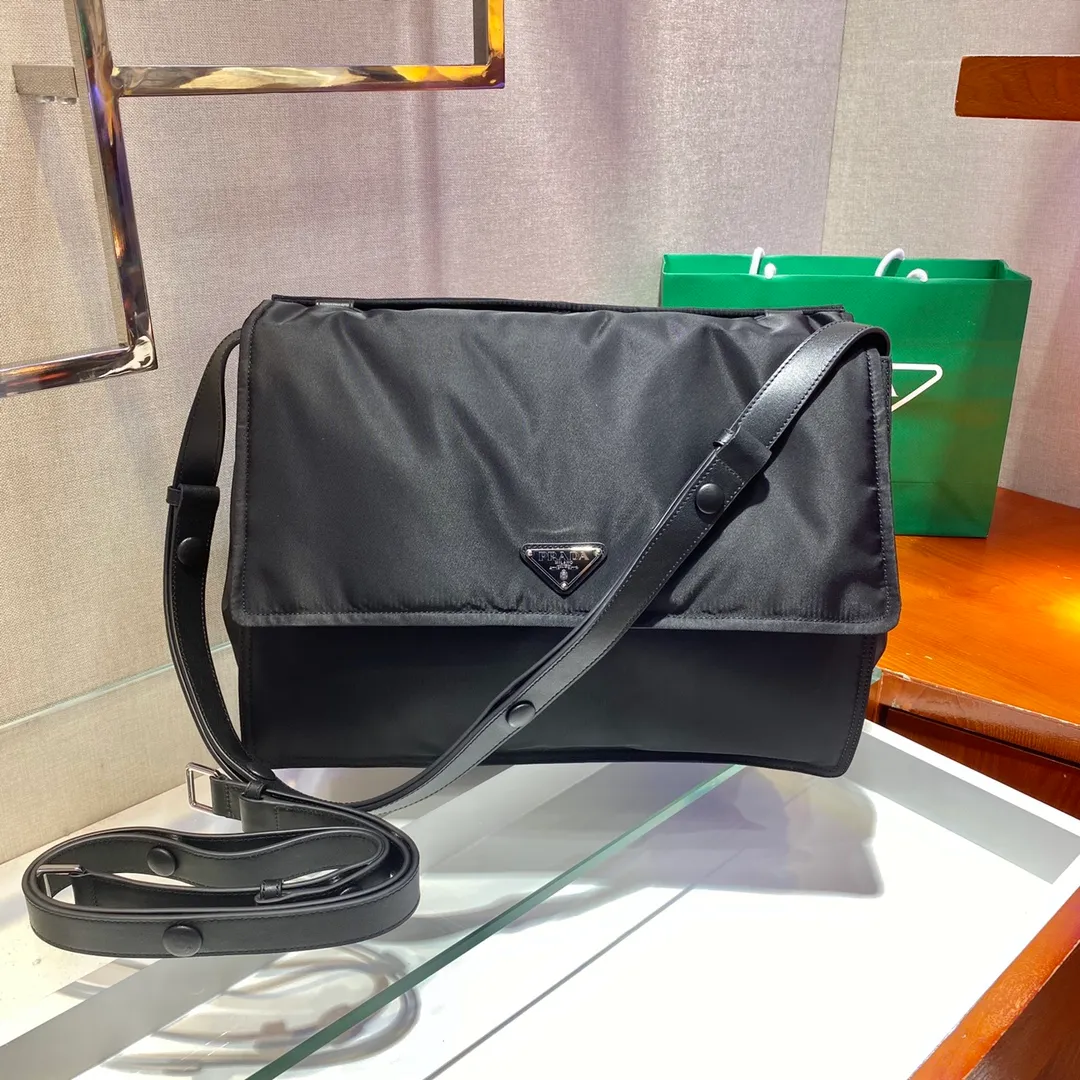 💰1520🎉Hot-selling messenger bag 🎉2⃣️combined bags, 1⃣️bag can be used in multiple ways of carrying🙊🙊 Made of imported nylon elements and simple latest triangle logo decoration, the overall low-key luxury and versatile, the commuter bag can be casual or salty, the combined bag on the back can be disassembled and carried separately, which is equivalent to buying 2 bags, extremely practical and awesome😘😘 It can be carried cross-body, or can be used as a clutch bag under the arm. It is light and practical to carry, super tasteful😘😘, suitable for both men and women🙊🙊If you like it, hurry up and get it, it is another popular postman style that will never go out of style👏👏 1BC208, 38×height 28xbase 19cm