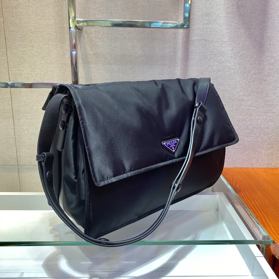 💰1520🎉Hot-selling messenger bag 🎉2⃣️combined bags, 1⃣️bag can be used in multiple ways of carrying🙊🙊 Made of imported nylon elements and simple latest triangle logo decoration, the overall low-key luxury and versatile, the commuter bag can be casual or salty, the combined bag on the back can be disassembled and carried separately, which is equivalent to buying 2 bags, extremely practical and awesome😘😘 It can be carried cross-body, or can be used as a clutch bag under the arm. It is light and practical to carry, super tasteful😘😘, suitable for both men and women🙊🙊If you like it, hurry up and get it, it is another popular postman style that will never go out of style👏👏 1BC208, 38×height 28xbase 19cm