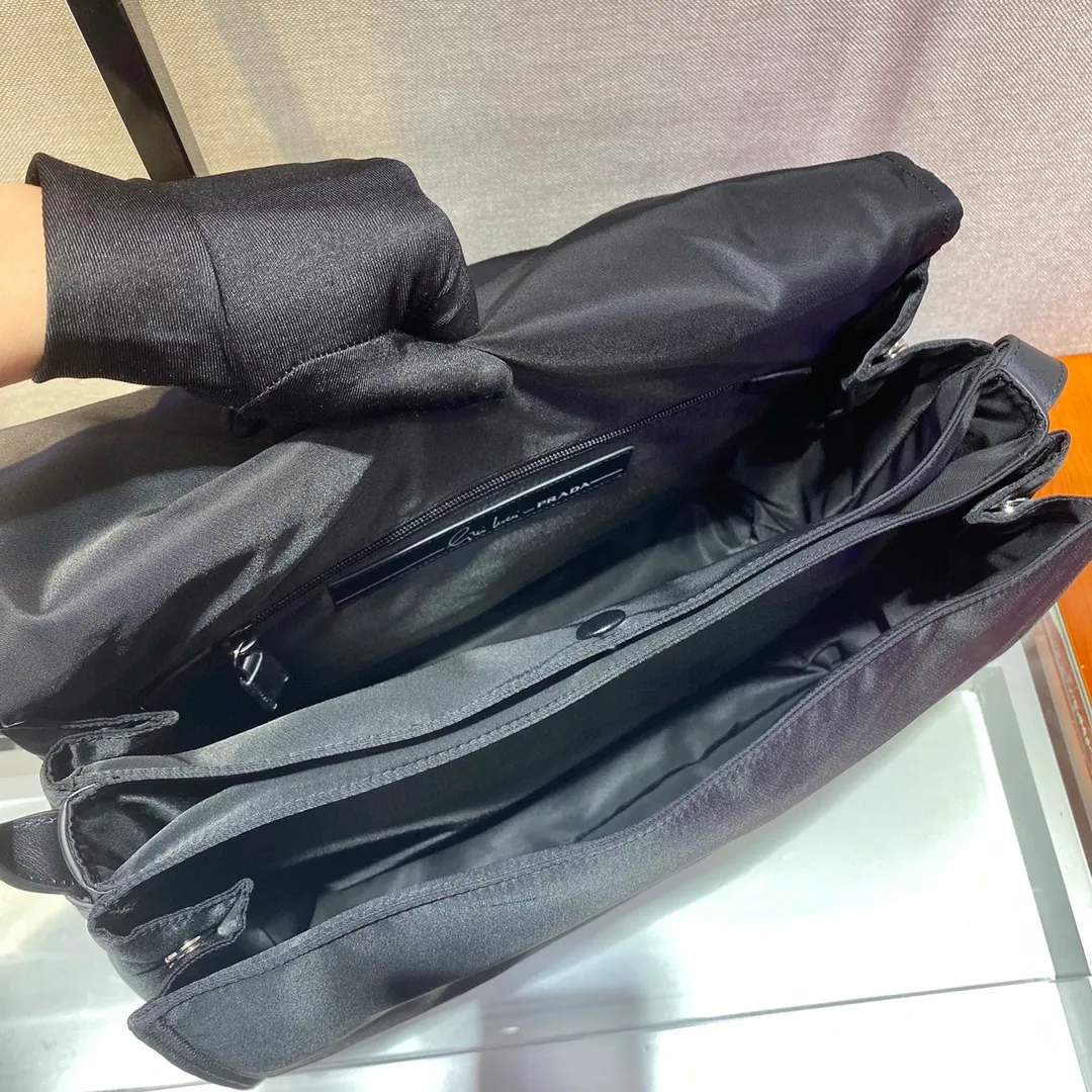 💰1520🎉Hot-selling messenger bag 🎉2⃣️combined bags, 1⃣️bag can be used in multiple ways of carrying🙊🙊 Made of imported nylon elements and simple latest triangle logo decoration, the overall low-key luxury and versatile, the commuter bag can be casual or salty, the combined bag on the back can be disassembled and carried separately, which is equivalent to buying 2 bags, extremely practical and awesome😘😘 It can be carried cross-body, or can be used as a clutch bag under the arm. It is light and practical to carry, super tasteful😘😘, suitable for both men and women🙊🙊If you like it, hurry up and get it, it is another popular postman style that will never go out of style👏👏 1BC208, 38×height 28xbase 19cm