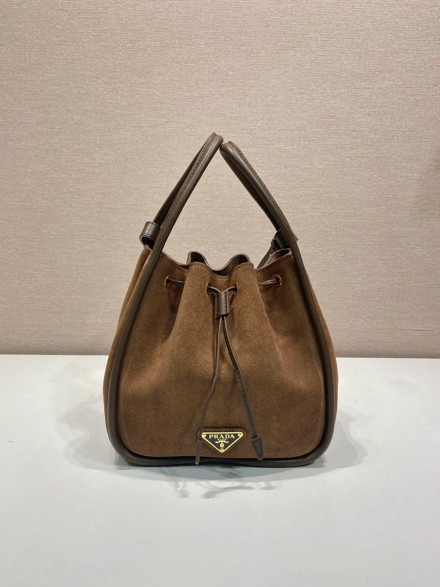 💰1320🎉New bucket bag🎉1BE087 suede leather🎉🎉 This bucket bag is made of suede leather and equipped with a detachable long shoulder strap for multiple carrying methods. It can be carried by hand or shoulder strap. The bag mouth is designed with a drawstring. It is highly functional and perfect. It has a large space and the upper body effect is beautiful and fashionable. Baby, hurry up and get it🎉🎉 Length 22x Height 21x Bottom 10.5cm🎉🎉🎉💰💰💰