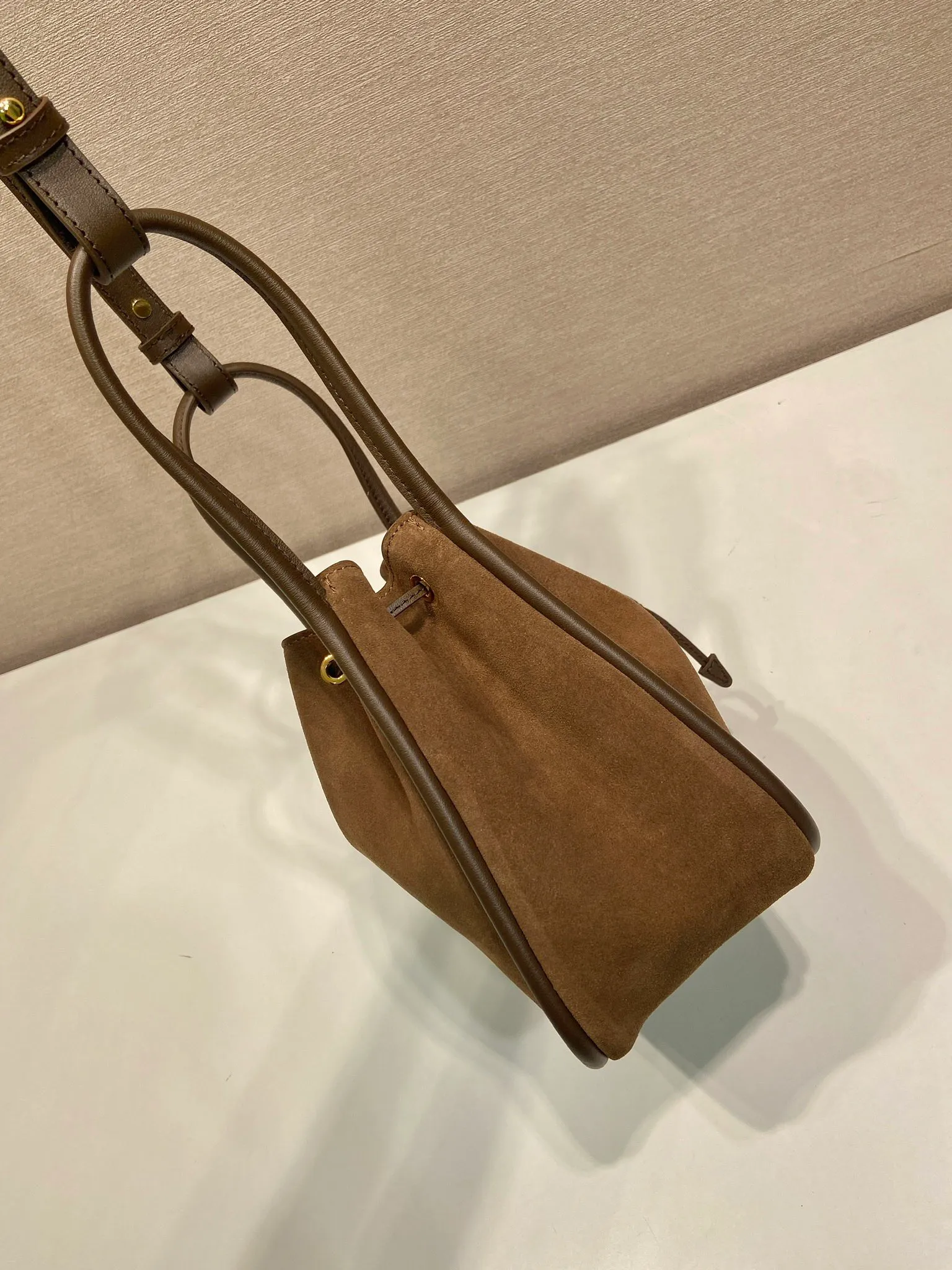 💰1320🎉New bucket bag🎉1BE087 suede leather🎉🎉 This bucket bag is made of suede leather and equipped with a detachable long shoulder strap for multiple carrying methods. It can be carried by hand or shoulder strap. The bag mouth is designed with a drawstring. It is highly functional and perfect. It has a large space and the upper body effect is beautiful and fashionable. Baby, hurry up and get it🎉🎉 Length 22x Height 21x Bottom 10.5cm🎉🎉🎉💰💰💰