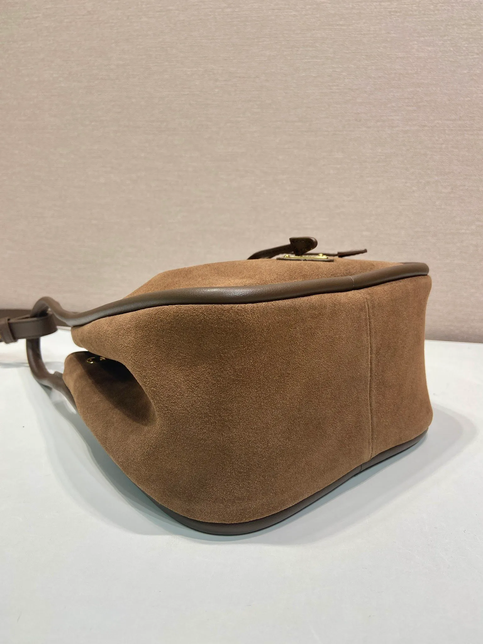 💰1320🎉New bucket bag🎉1BE087 suede leather🎉🎉 This bucket bag is made of suede leather and equipped with a detachable long shoulder strap for multiple carrying methods. It can be carried by hand or shoulder strap. The bag mouth is designed with a drawstring. It is highly functional and perfect. It has a large space and the upper body effect is beautiful and fashionable. Baby, hurry up and get it🎉🎉 Length 22x Height 21x Bottom 10.5cm🎉🎉🎉💰💰💰