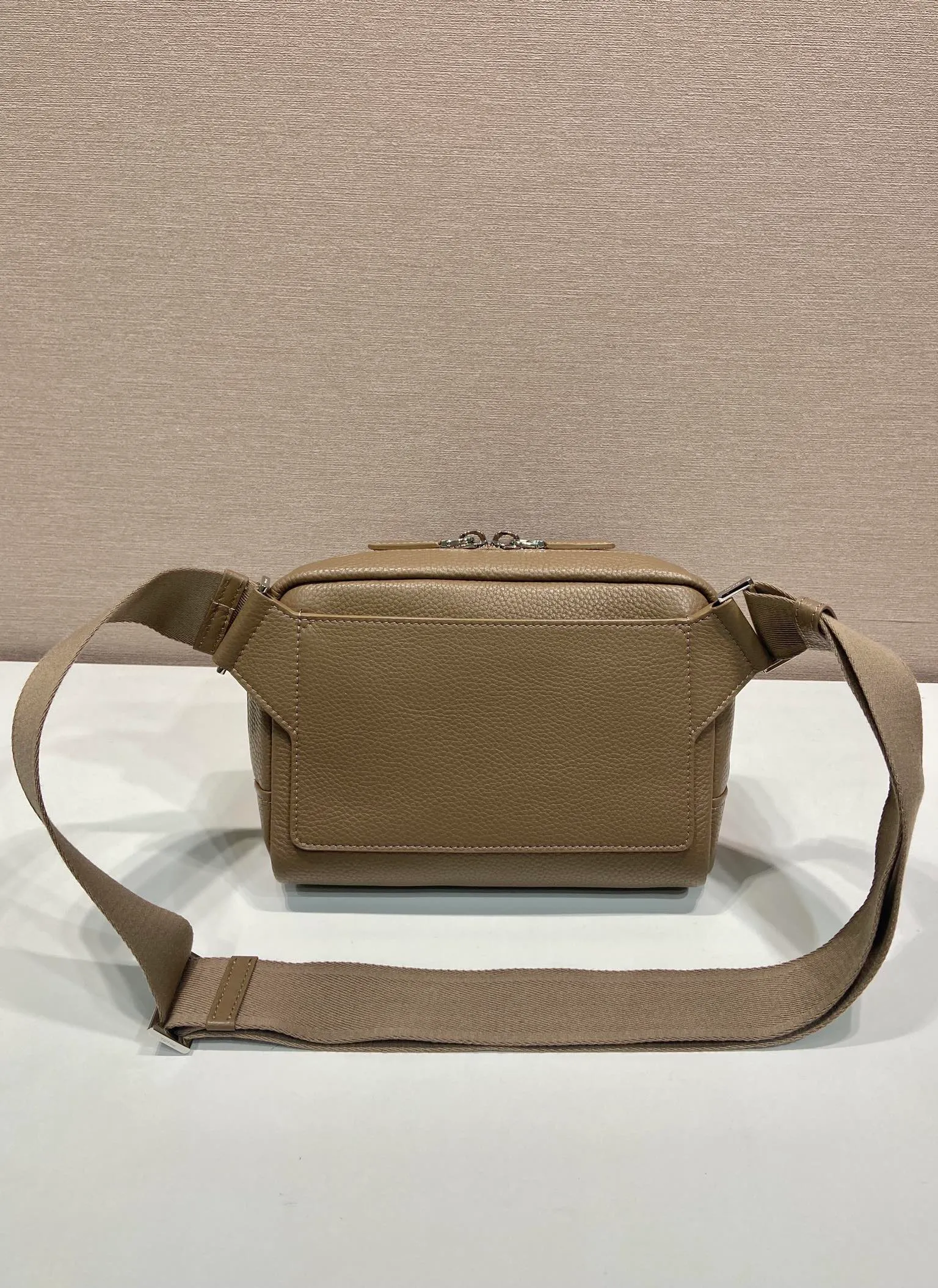 💰1320🎉New chest bag🎉2VH181 large size new color🎉🎉 This leather shoulder bag chest bag adopts fashionable and smooth line design and layered silhouette, with adjustable webbing and imported deerskin and cowhide. It feels comfortable and luxurious, and can be used as a chest bag or shoulder bag. Large capacity space. The upper body effect is fashionable and trendy, and it is a popular style that will never go out of style🎉🎉 Length 24x Height 16.5x Bottom 7cm🎉🎉🎉👏👏👏
