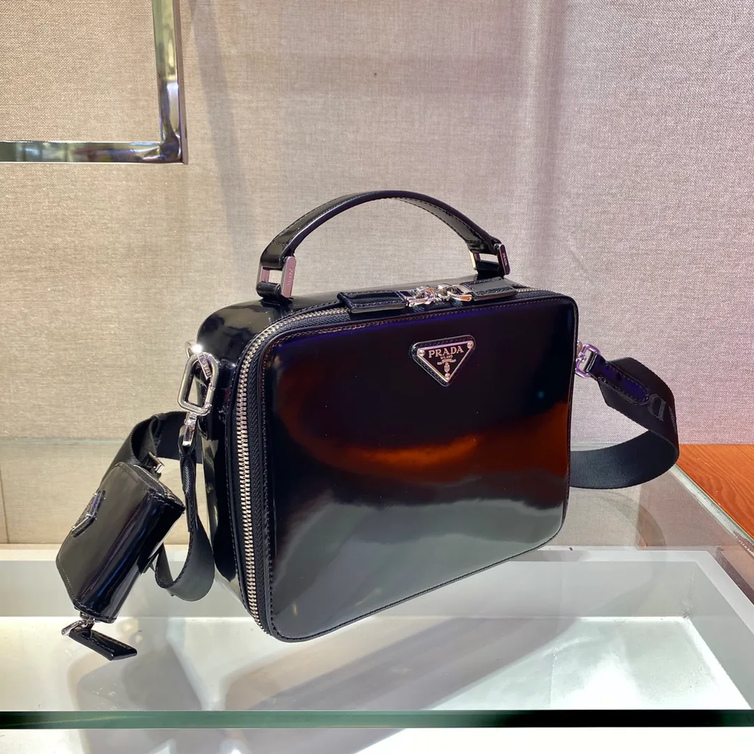 💰1640🎉New camera bag🎉2VH069 glossy🎉🎉 This Brique handbag with simple lines is made of glossy leather. The vintage glossy leather is very unique and is often used in the fashion industry. It is equipped with a detachable long nylon shoulder strap, which is hooked to a detachable mini pouch, subtly blending elegance and practicality. The upper body effect must be cool, simple and elegant, I like it for babies; hurry up and get it👏 Length 22x Height 16x Bottom 6cm