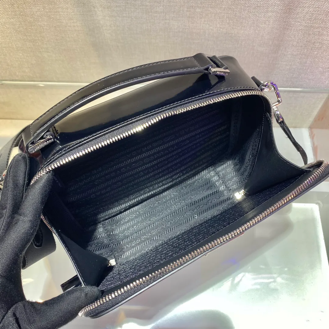 💰1640🎉New camera bag🎉2VH069 glossy🎉🎉 This Brique handbag with simple lines is made of glossy leather. The vintage glossy leather is very unique and is often used in the fashion industry. It is equipped with a detachable long nylon shoulder strap, which is hooked to a detachable mini pouch, subtly blending elegance and practicality. The upper body effect must be cool, simple and elegant, I like it for babies; hurry up and get it👏 Length 22x Height 16x Bottom 6cm