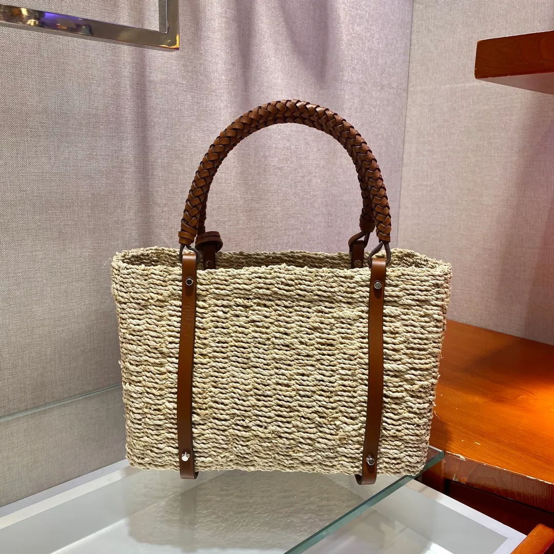 💰1640🎉Best straw woven bag🎉Made of high-end, fashionable and unique handmade bamboo weaving and imported cowhide leather👏👏Full of artistic flavor~classic and retro, with exquisite cowhide braiding design of the handle and a small leather tag♡It has a fashionable and modern noble charm😘😘It can also be paired with private clothes every day. Natural style design It seems like it can breathe🙊🙊Lightweight/big and empty👍👍, the appearance is cute😘😘This straw knitted style will never go out of style, babies, hurry up and get it, it’s so beautiful🙊🙊 Length 26x height 18x bottom 13.5cm👏👏👏💰💰💰