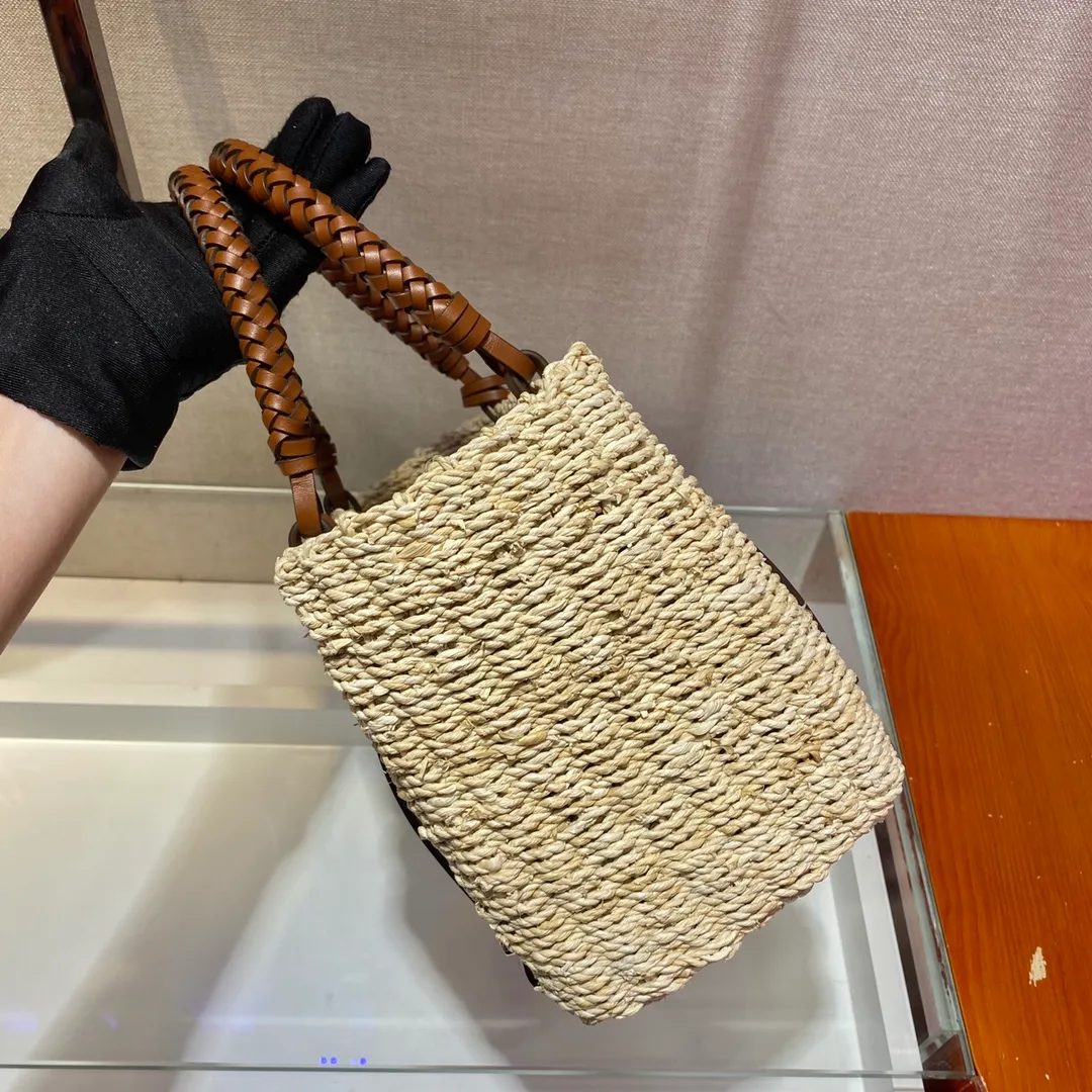 💰1640🎉Best straw woven bag🎉Made of high-end, fashionable and unique handmade bamboo weaving and imported cowhide leather👏👏Full of artistic flavor~classic and retro, with exquisite cowhide braiding design of the handle and a small leather tag♡It has a fashionable and modern noble charm😘😘It can also be paired with private clothes every day. Natural style design It seems like it can breathe🙊🙊Lightweight/big and empty👍👍, the appearance is cute😘😘This straw knitted style will never go out of style, babies, hurry up and get it, it’s so beautiful🙊🙊 Length 26x height 18x bottom 13.5cm👏👏👏💰💰💰