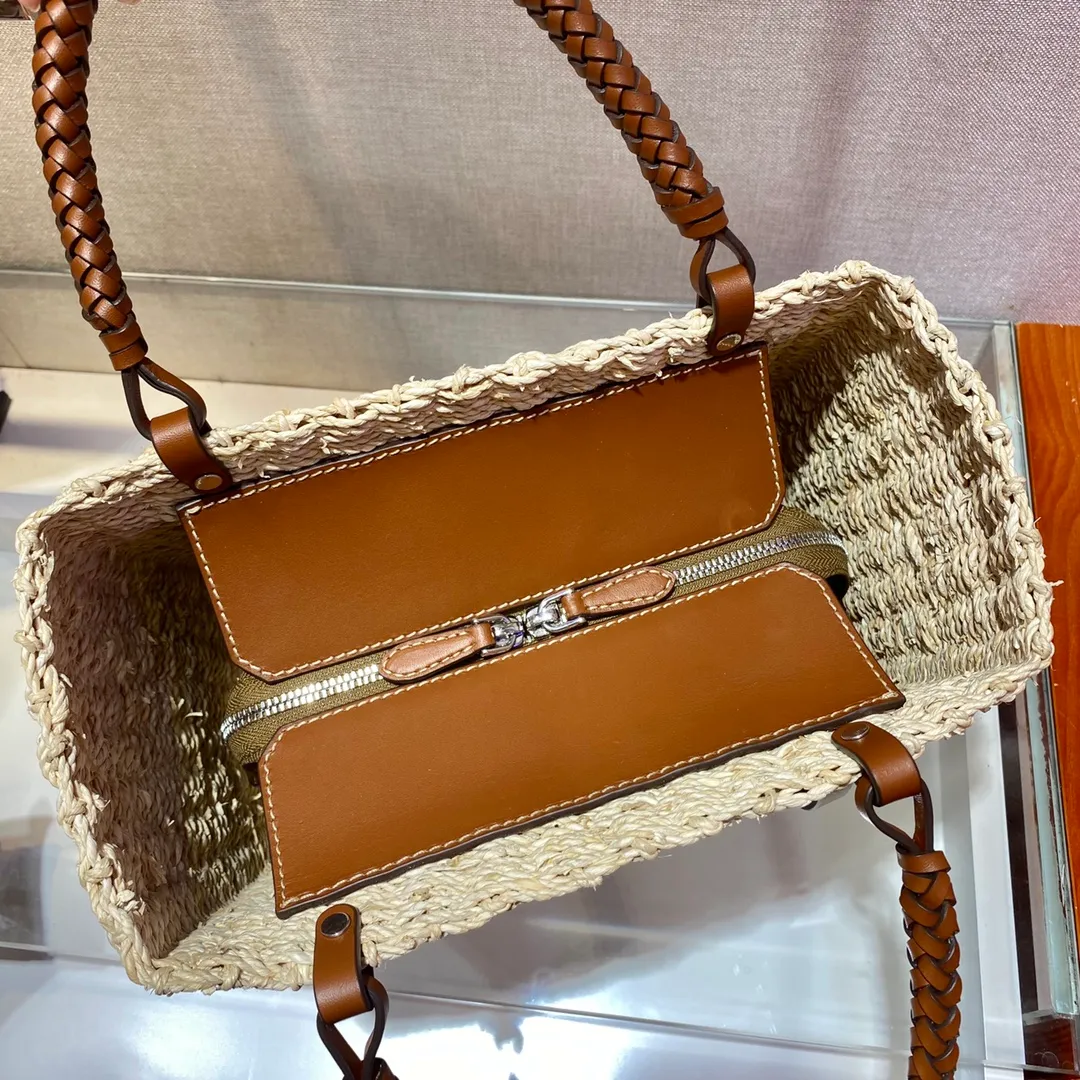 💰1640🎉Best straw woven bag🎉Made of high-end, fashionable and unique handmade bamboo weaving and imported cowhide leather👏👏Full of artistic flavor~classic and retro, with exquisite cowhide braiding design of the handle and a small leather tag♡It has a fashionable and modern noble charm😘😘It can also be paired with private clothes every day. Natural style design It seems like it can breathe🙊🙊Lightweight/big and empty👍👍, the appearance is cute😘😘This straw knitted style will never go out of style, babies, hurry up and get it, it’s so beautiful🙊🙊 Length 26x height 18x bottom 13.5cm👏👏👏💰💰💰
