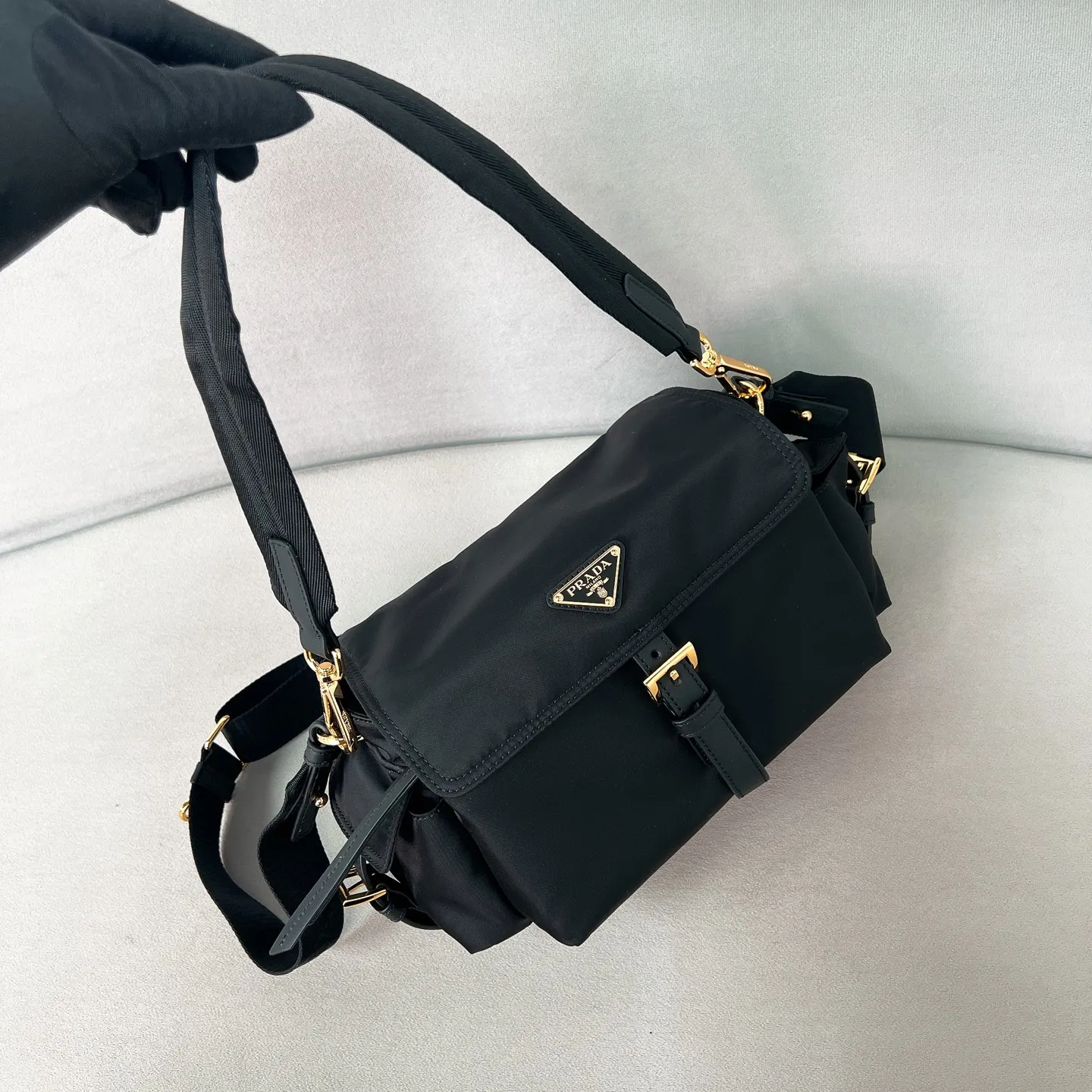 💰1240✨New product debut✨2025 new unisex Explore messenger bag medium size 1BD394, super versatile, good-looking, fashionable and trendy people must buy it! Not only practical, lightweight but also good-looking, with super large capacity. Triangle signature + waterproof parachute nylon. Lightweight and practical design combines sports and versatile elements. Equipped with two detachable and adjustable webbing straps. The fluffy and soft shape goes well with clothes. The multi-pocket design meets the functional needs of traveling and commuting. It is simply great👏... Unisex style for both men and women🉑️ Size: 30*14*10cm black