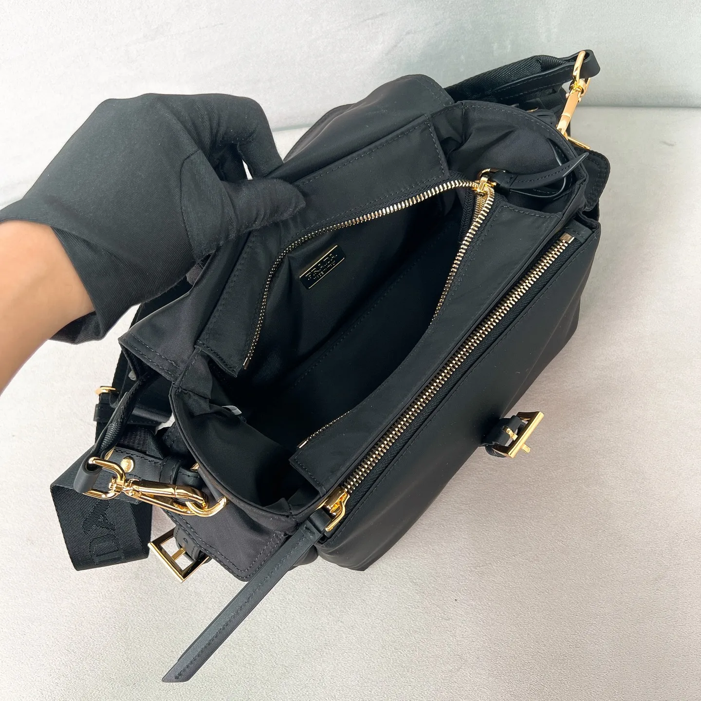 💰1240✨New product debut✨2025 new unisex Explore messenger bag medium size 1BD394, super versatile, good-looking, fashionable and trendy people must buy it! Not only practical, lightweight but also good-looking, with super large capacity. Triangle signature + waterproof parachute nylon. Lightweight and practical design combines sports and versatile elements. Equipped with two detachable and adjustable webbing straps. The fluffy and soft shape goes well with clothes. The multi-pocket design meets the functional needs of traveling and commuting. It is simply great👏... Unisex style for both men and women🉑️ Size: 30*14*10cm black