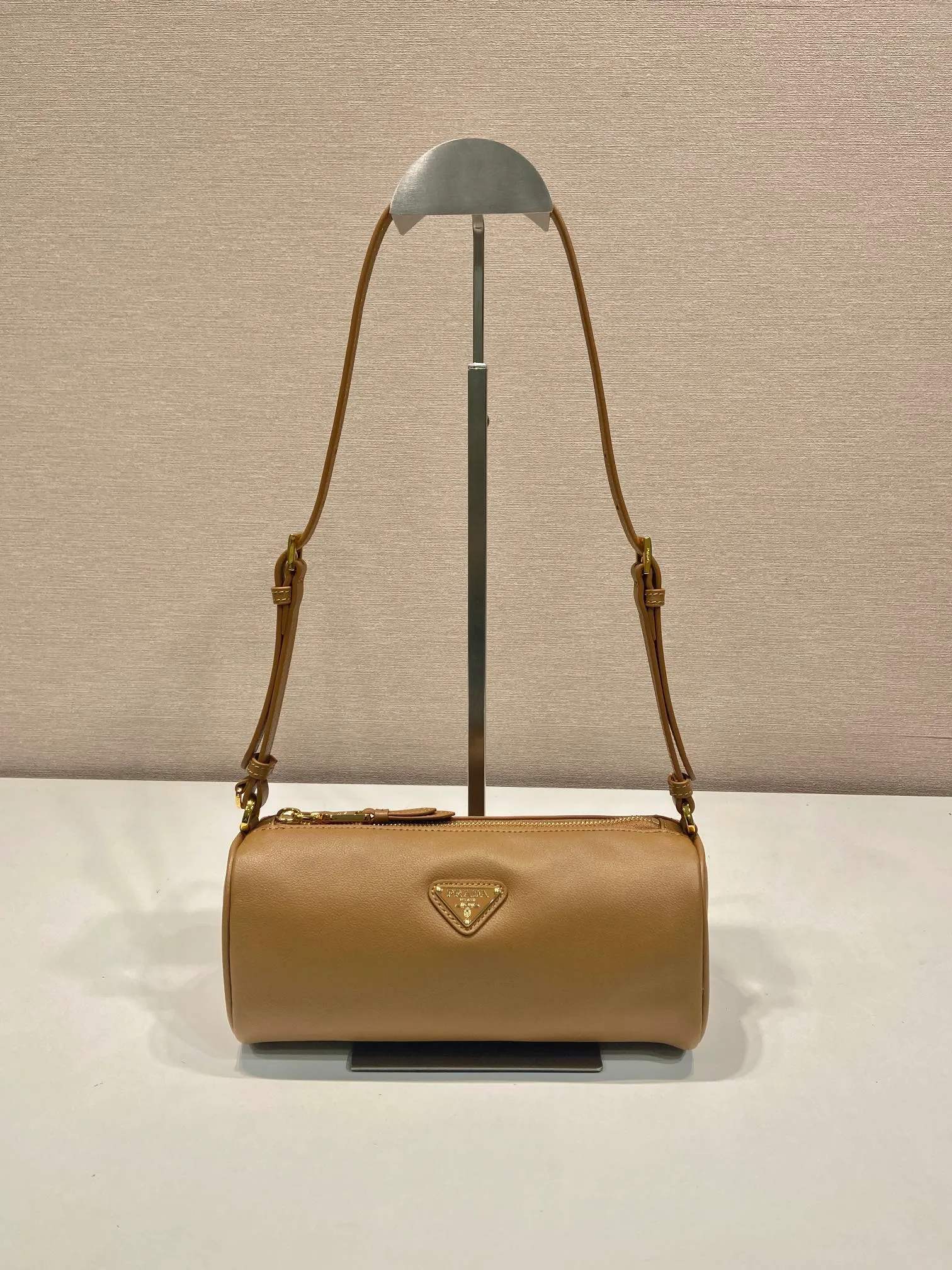 💰1120🎉New armpit bag🎉1BC239 calfskin🎉🎉 This calfskin clutch bag combines the classic elements of the P family in an exquisite design, with a simple and neat geometric pattern silhouette. Featuring an elegant, slim leather handle embellished with the iconic triangle pattern. Large capacity space. Baby, hurry up and get it, it is another popular style that will never go out of style👏👏 Length 22x Height 9x Bottom 7.5cm🎉🎉🎉👏👏👏