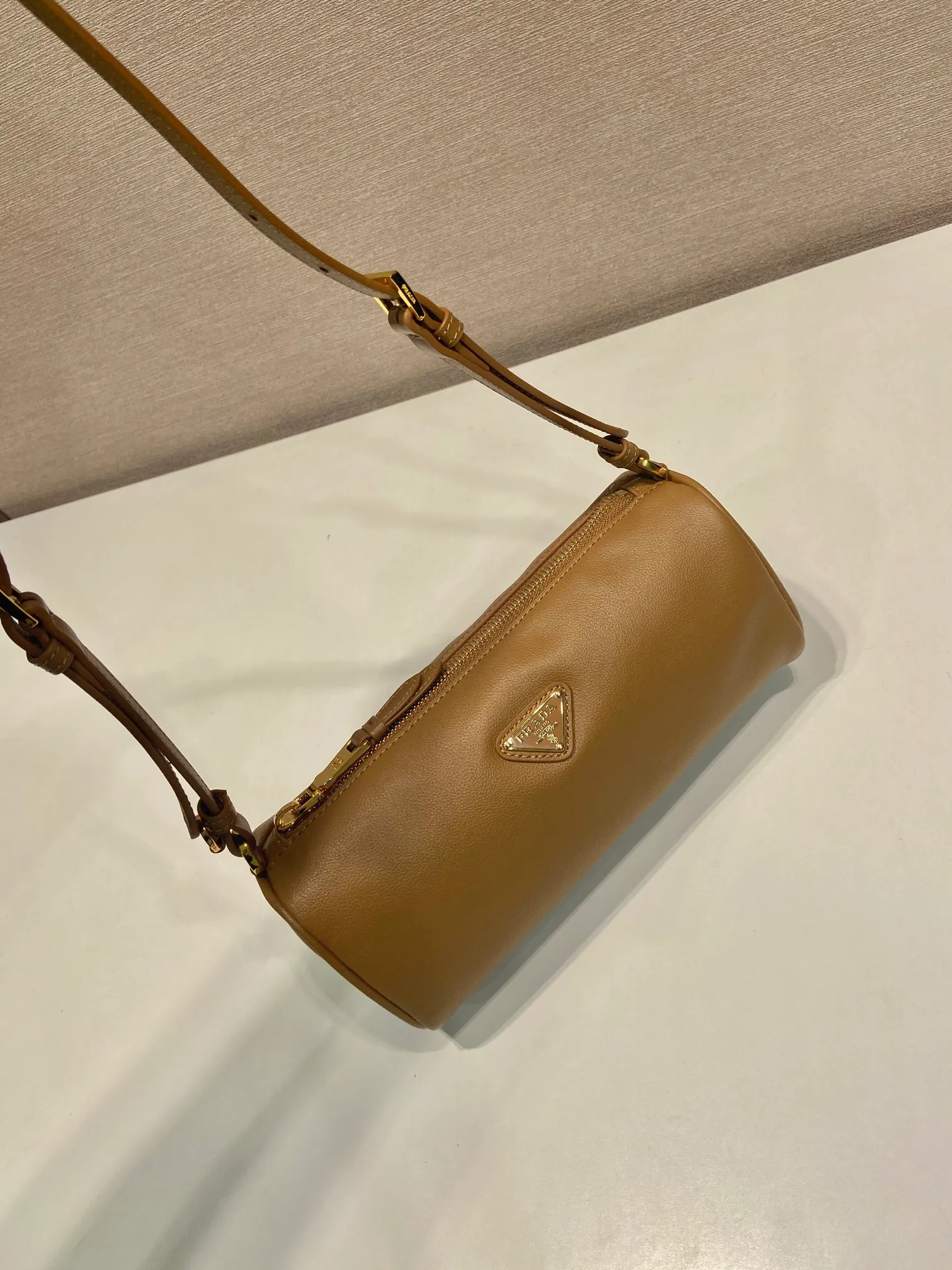 💰1120🎉New armpit bag🎉1BC239 calfskin🎉🎉 This calfskin clutch bag combines the classic elements of the P family in an exquisite design, with a simple and neat geometric pattern silhouette. Featuring an elegant, slim leather handle embellished with the iconic triangle pattern. Large capacity space. Baby, hurry up and get it, it is another popular style that will never go out of style👏👏 Length 22x Height 9x Bottom 7.5cm🎉🎉🎉👏👏👏