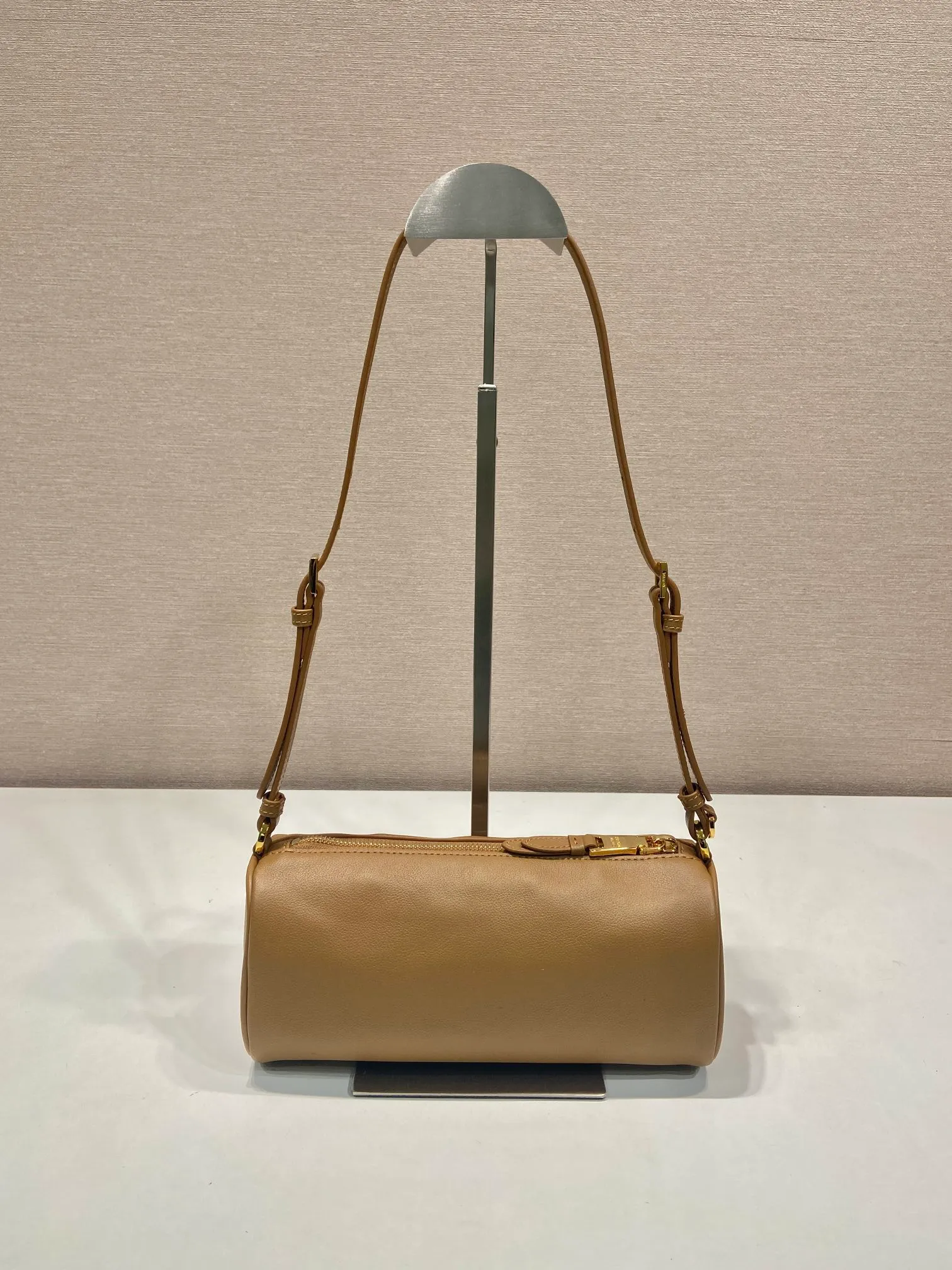 💰1120🎉New armpit bag🎉1BC239 calfskin🎉🎉 This calfskin clutch bag combines the classic elements of the P family in an exquisite design, with a simple and neat geometric pattern silhouette. Featuring an elegant, slim leather handle embellished with the iconic triangle pattern. Large capacity space. Baby, hurry up and get it, it is another popular style that will never go out of style👏👏 Length 22x Height 9x Bottom 7.5cm🎉🎉🎉👏👏👏