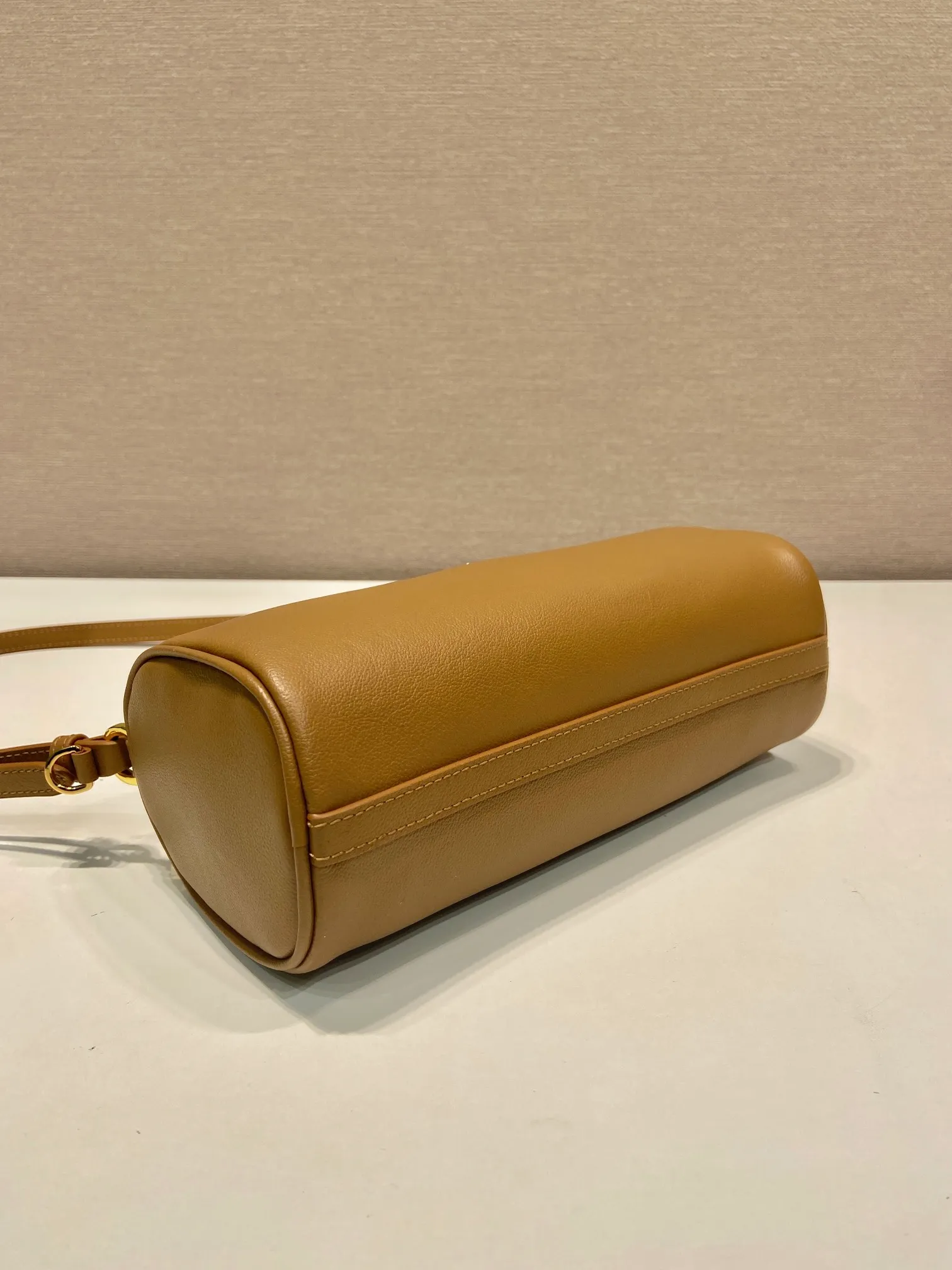 💰1120🎉New armpit bag🎉1BC239 calfskin🎉🎉 This calfskin clutch bag combines the classic elements of the P family in an exquisite design, with a simple and neat geometric pattern silhouette. Featuring an elegant, slim leather handle embellished with the iconic triangle pattern. Large capacity space. Baby, hurry up and get it, it is another popular style that will never go out of style👏👏 Length 22x Height 9x Bottom 7.5cm🎉🎉🎉👏👏👏