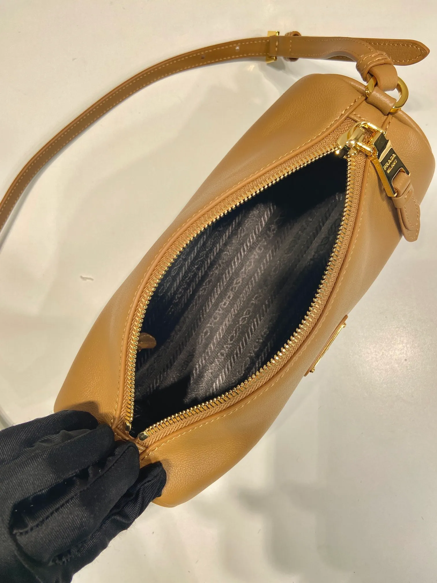 💰1120🎉New armpit bag🎉1BC239 calfskin🎉🎉 This calfskin clutch bag combines the classic elements of the P family in an exquisite design, with a simple and neat geometric pattern silhouette. Featuring an elegant, slim leather handle embellished with the iconic triangle pattern. Large capacity space. Baby, hurry up and get it, it is another popular style that will never go out of style👏👏 Length 22x Height 9x Bottom 7.5cm🎉🎉🎉👏👏👏