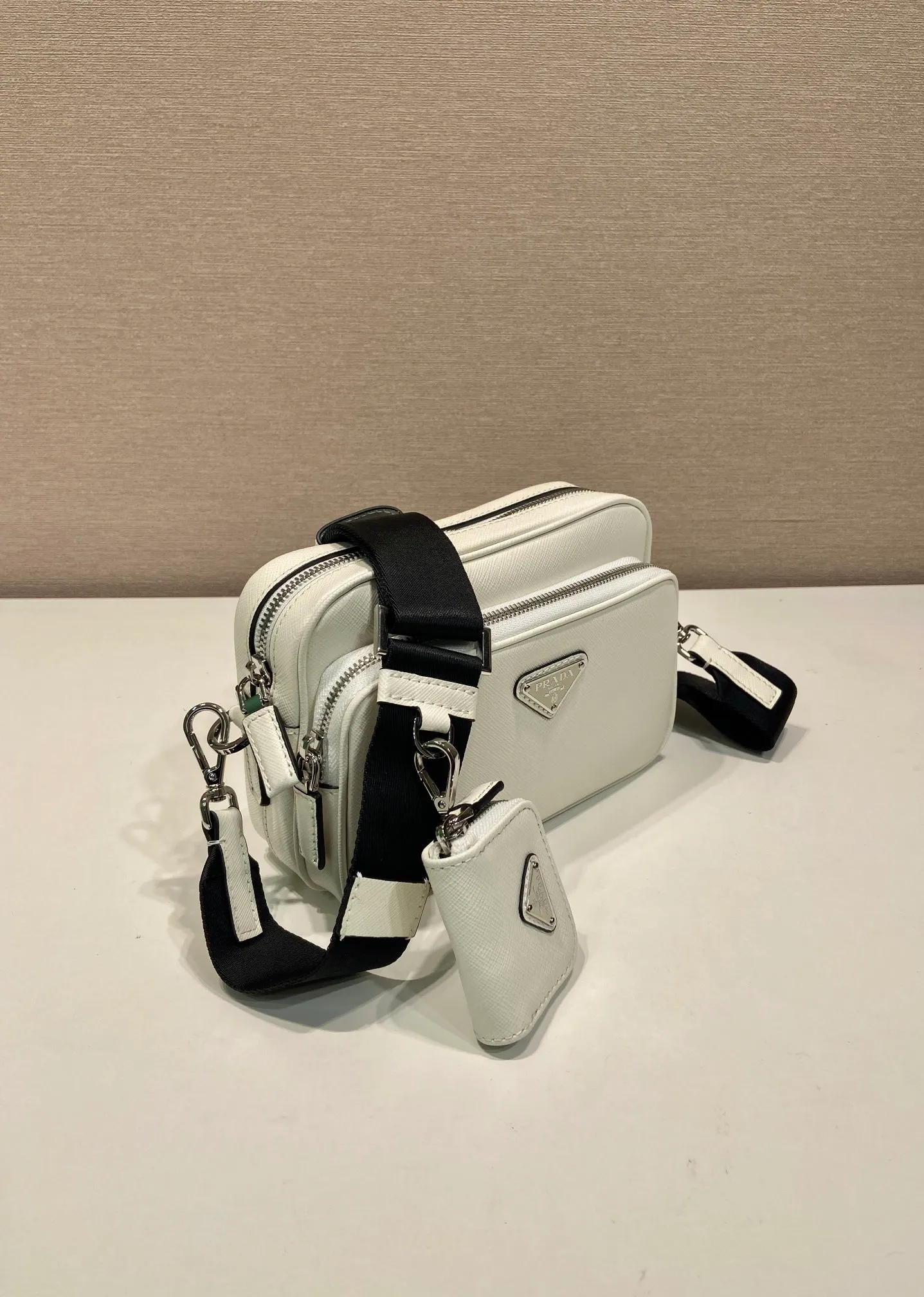 💰1640🎉New style🎉2VH170🎉🎉New color This shoulder bag is made of Saffiano leather, and its simple lines highlight a striking style. The iconic Saffiano leather material is synonymous with luxury and a status symbol of traditional Italian leather goods manufacturing craftsmanship. Equipped with a detachable leather pouch and enamel-coated triangle logo, and a detachable and adjustable nylon long shoulder strap, it is more simple and elegant. Get it now🎉🎉 Length 20x Height 13.5x Bottom 7cm🎉🎉🎉👏👏👏