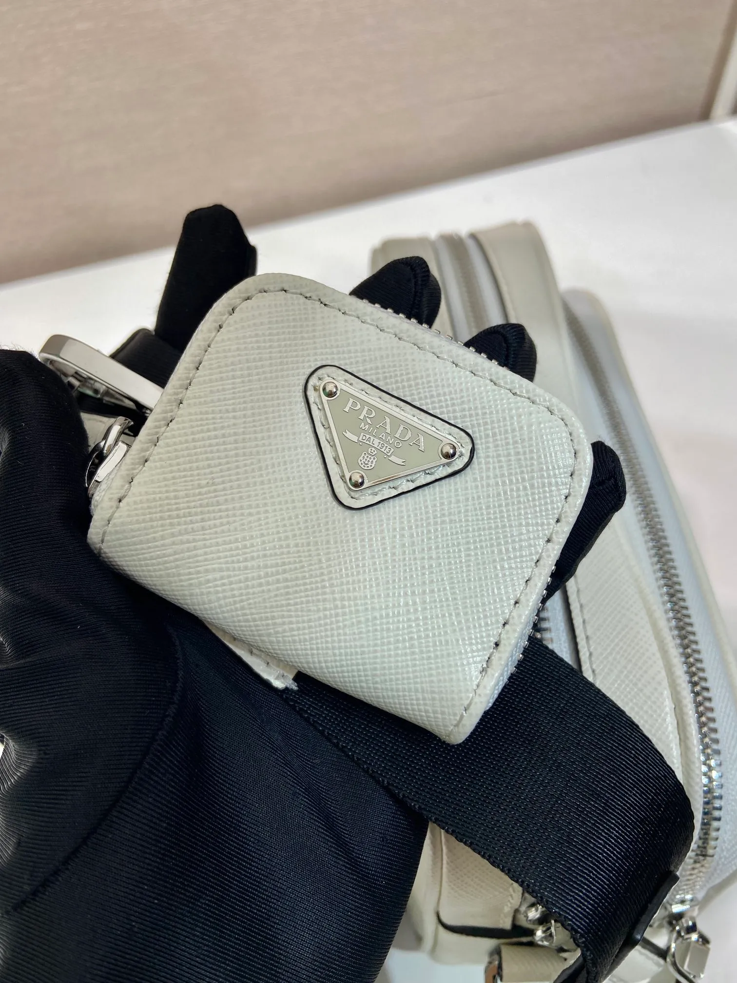 💰1640🎉New style🎉2VH170🎉🎉New color This shoulder bag is made of Saffiano leather, and its simple lines highlight a striking style. The iconic Saffiano leather material is synonymous with luxury and a status symbol of traditional Italian leather goods manufacturing craftsmanship. Equipped with a detachable leather pouch and enamel-coated triangle logo, and a detachable and adjustable nylon long shoulder strap, it is more simple and elegant. Get it now🎉🎉 Length 20x Height 13.5x Bottom 7cm🎉🎉🎉👏👏👏
