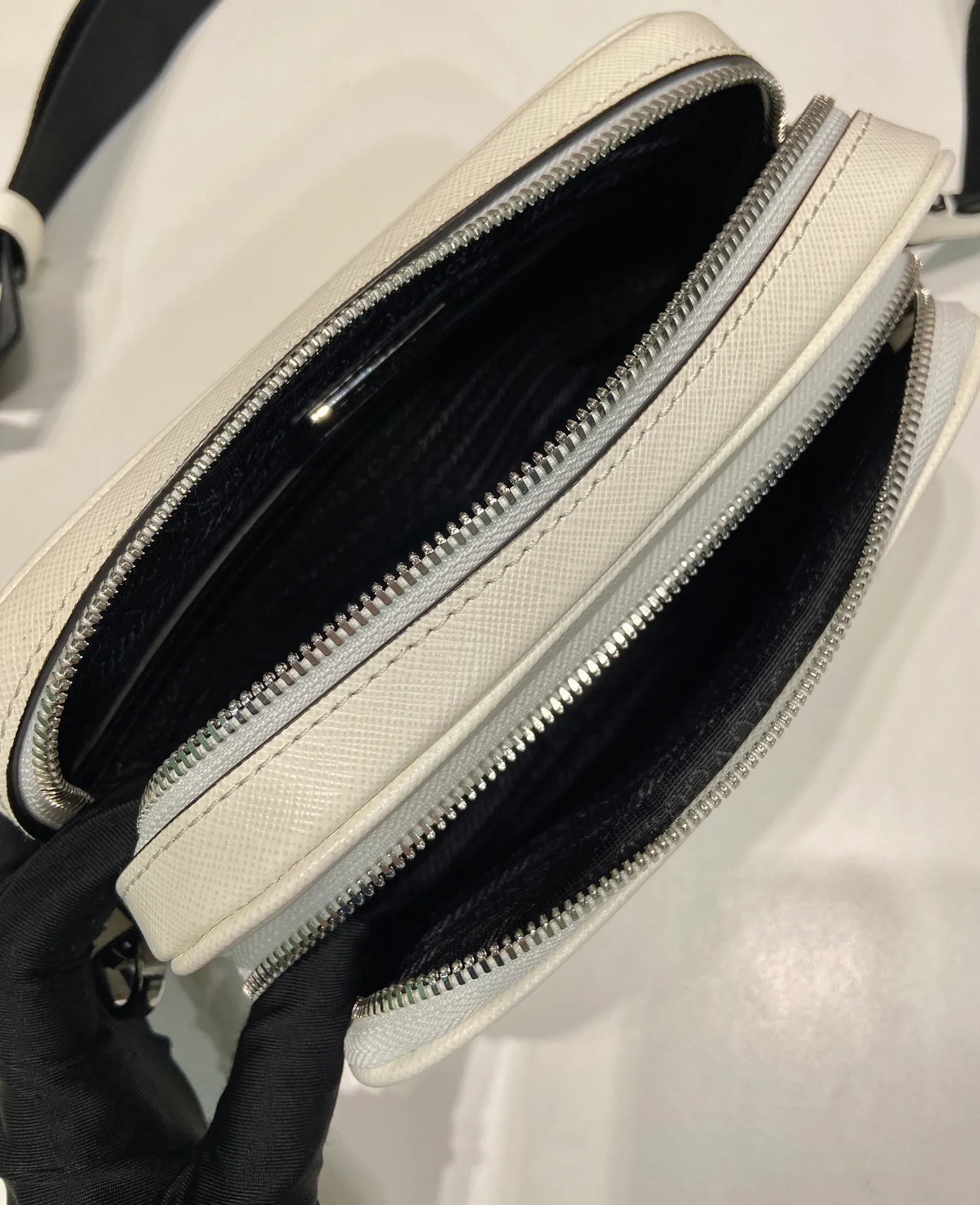 💰1640🎉New style🎉2VH170🎉🎉New color This shoulder bag is made of Saffiano leather, and its simple lines highlight a striking style. The iconic Saffiano leather material is synonymous with luxury and a status symbol of traditional Italian leather goods manufacturing craftsmanship. Equipped with a detachable leather pouch and enamel-coated triangle logo, and a detachable and adjustable nylon long shoulder strap, it is more simple and elegant. Get it now🎉🎉 Length 20x Height 13.5x Bottom 7cm🎉🎉🎉👏👏👏