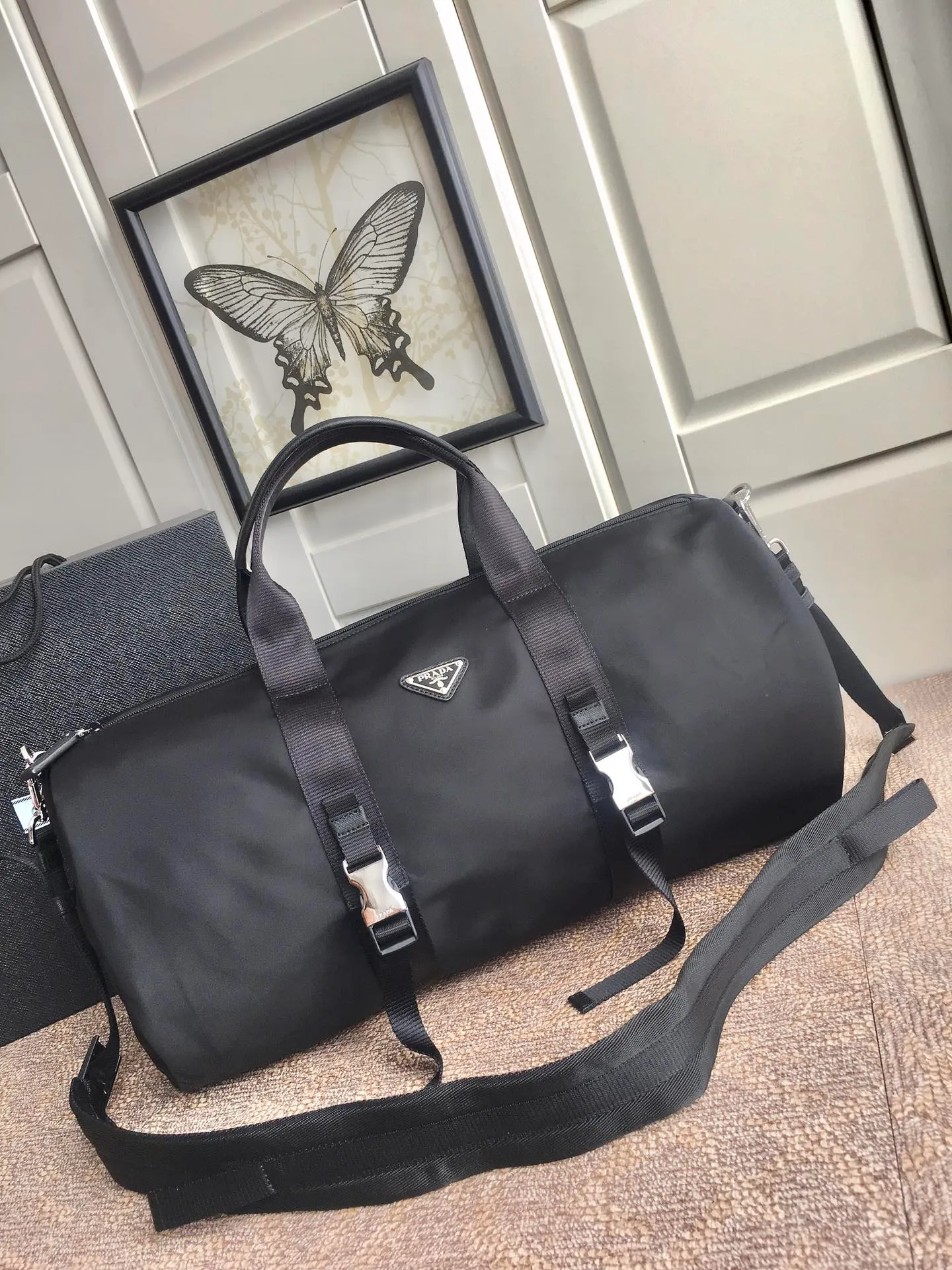 💰1260🔆New travel bag🔆2VC015🤙🤙Made of imported parachute fabric👏🏻👏🏻, top-grade hardware🤙🤙This unique travel bag is full of modern design, with curved sides and two zippered outer pockets, and the body of the bag is decorated with the iconic triangular metal logo. Lightweight and practical, a must-have for travel👏🏻👏🏻Length 50x Height 25x Bottom 25cm🤙🤙🤙