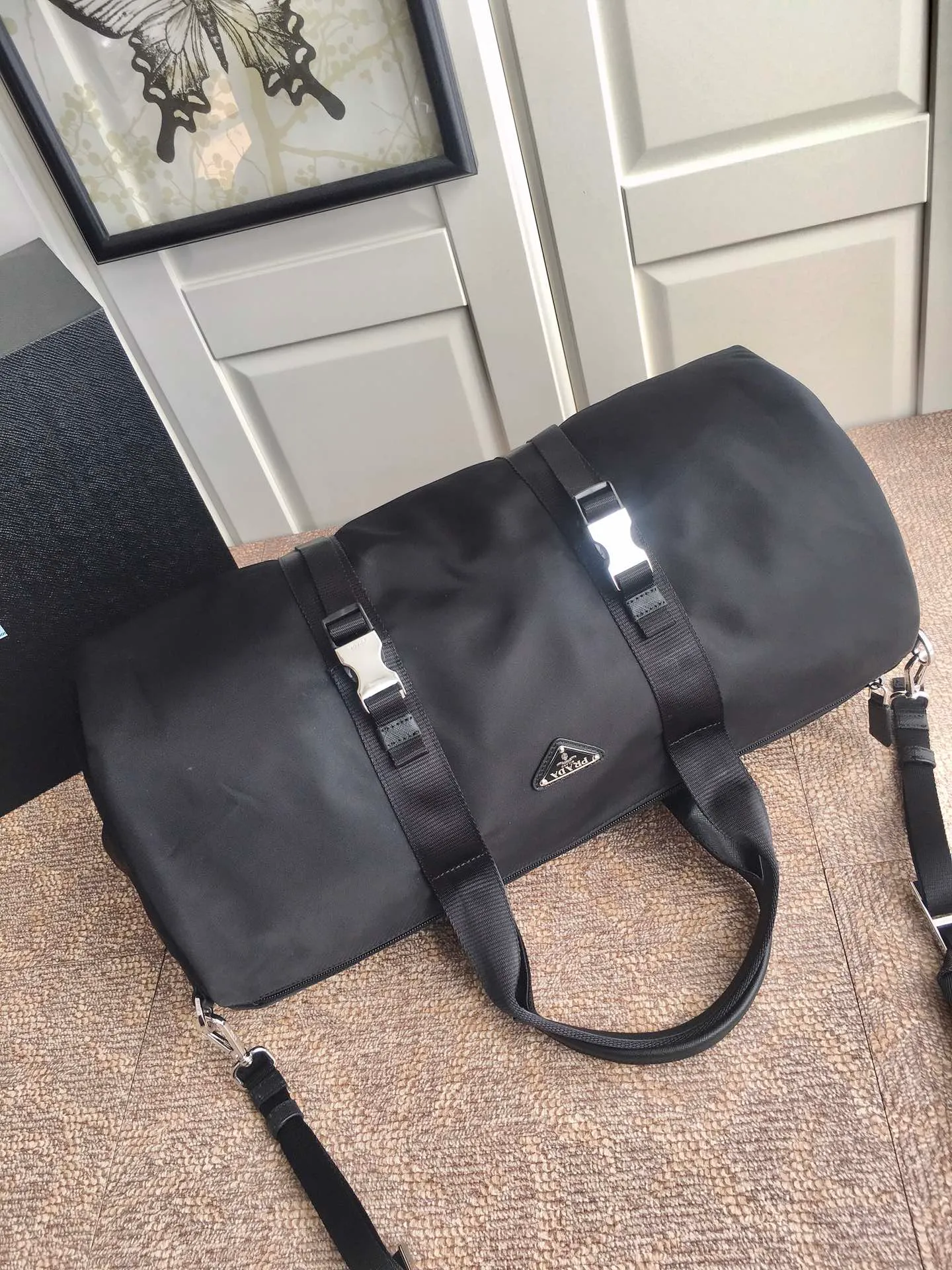 💰1260🔆New travel bag🔆2VC015🤙🤙Made of imported parachute fabric👏🏻👏🏻, top-grade hardware🤙🤙This unique travel bag is full of modern design, with curved sides and two zippered outer pockets, and the body of the bag is decorated with the iconic triangular metal logo. Lightweight and practical, a must-have for travel👏🏻👏🏻Length 50x Height 25x Bottom 25cm🤙🤙🤙
