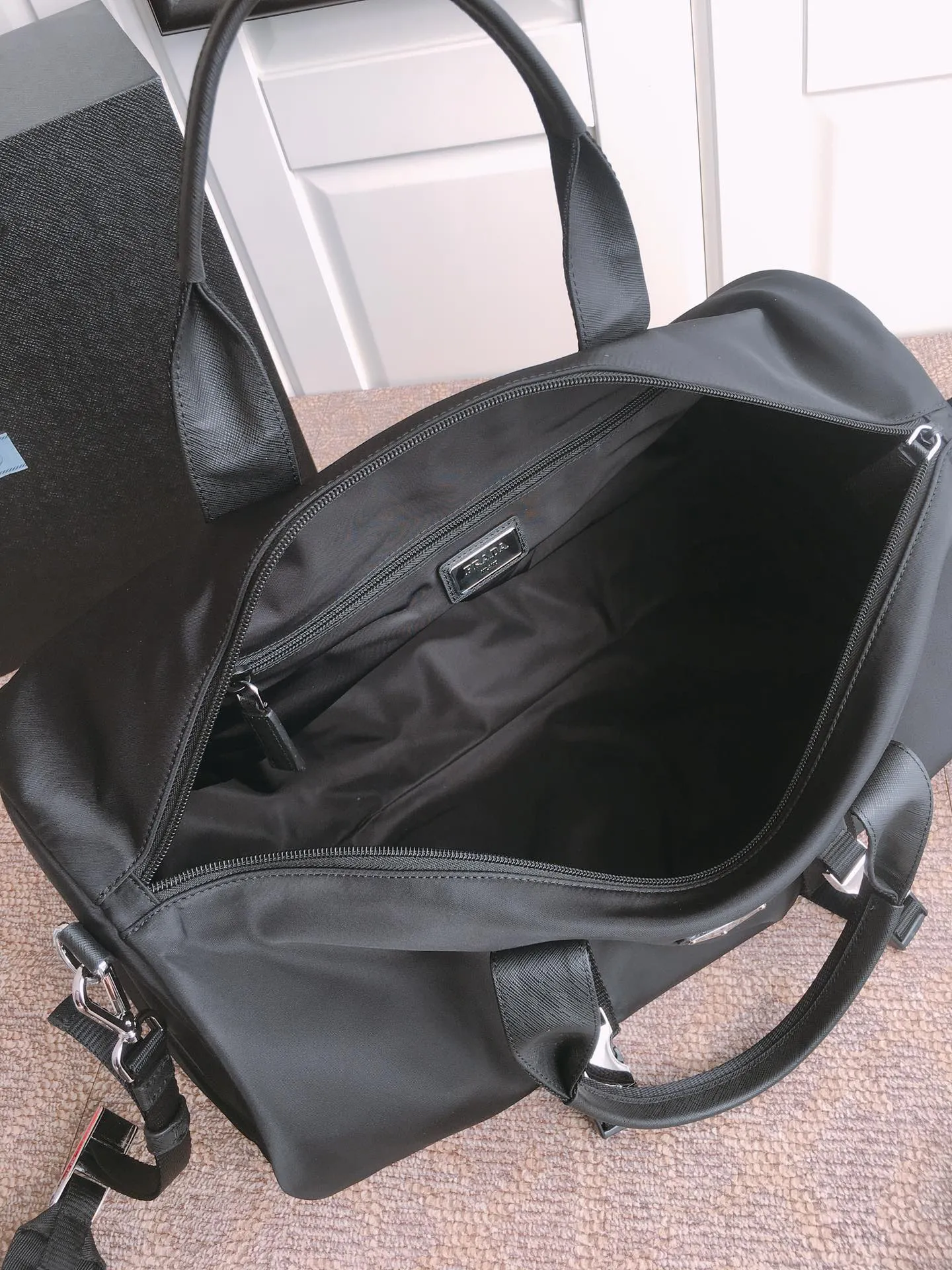 💰1260🔆New travel bag🔆2VC015🤙🤙Made of imported parachute fabric👏🏻👏🏻, top-grade hardware🤙🤙This unique travel bag is full of modern design, with curved sides and two zippered outer pockets, and the body of the bag is decorated with the iconic triangular metal logo. Lightweight and practical, a must-have for travel👏🏻👏🏻Length 50x Height 25x Bottom 25cm🤙🤙🤙
