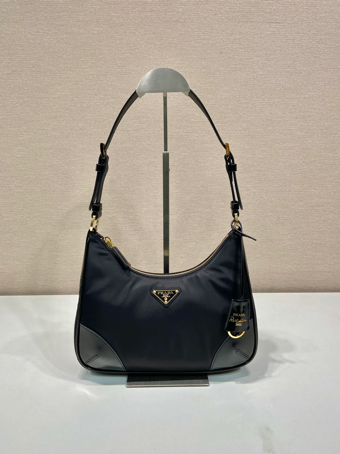 💰1120🎉New armpit bag🎉1BC214, nylon and glossy leather🎉🎉 This simple handbag is made of nylon fabric/shiny cowhide, showing a modern and versatile charm. The curved body design and metal accessories add to the bright style. The upper body effect is very cool/fashionable. It is also a popular style that will never go out of style🎉Babies, hurry up and get it🎉 Length 27x Height 21.5x Bottom 7cm🎉🎉🎉🍊🍊🍊
