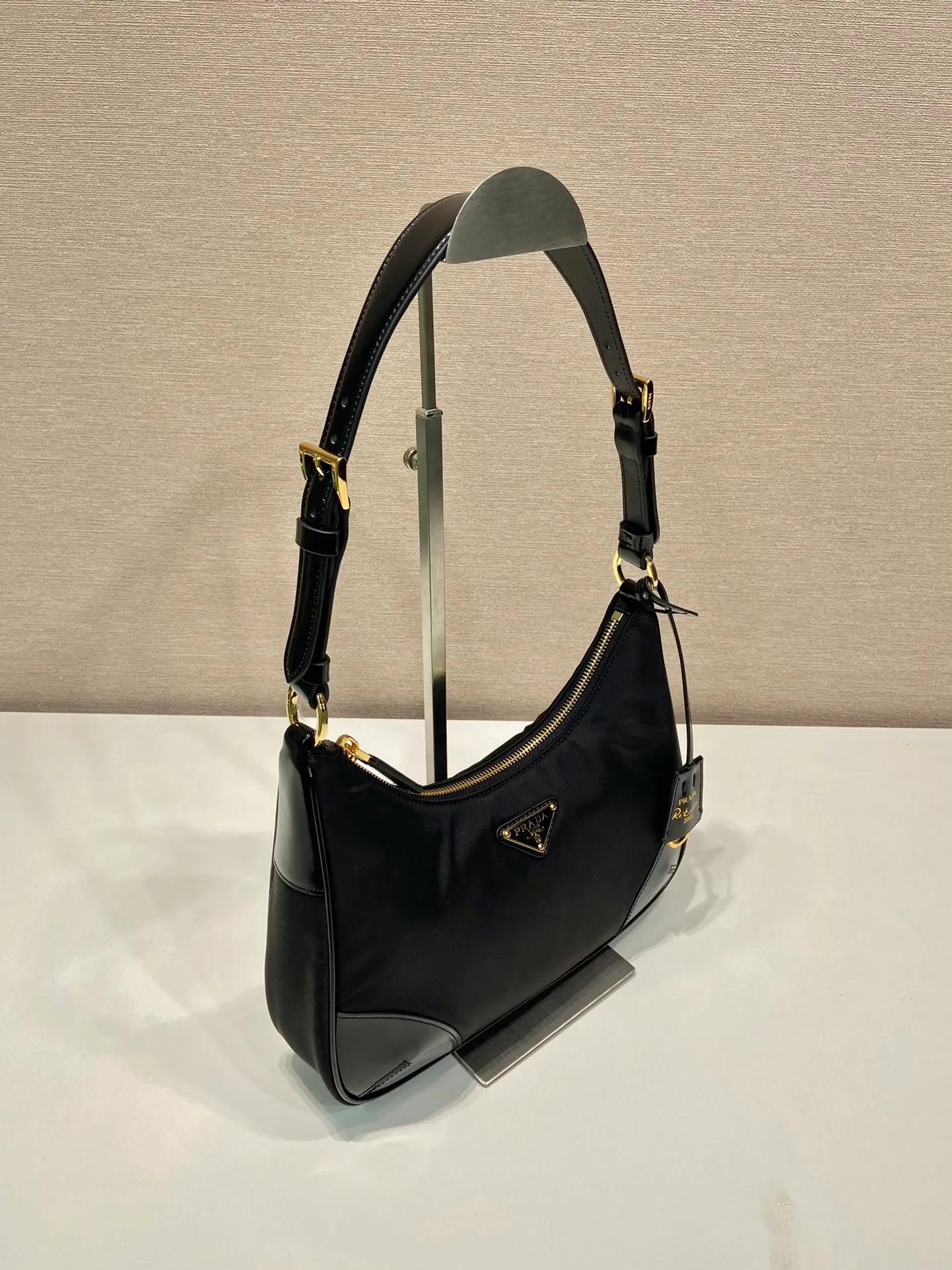 💰1120🎉New armpit bag🎉1BC214, nylon and glossy leather🎉🎉 This simple handbag is made of nylon fabric/shiny cowhide, showing a modern and versatile charm. The curved body design and metal accessories add to the bright style. The upper body effect is very cool/fashionable. It is also a popular style that will never go out of style🎉Babies, hurry up and get it🎉 Length 27x Height 21.5x Bottom 7cm🎉🎉🎉🍊🍊🍊