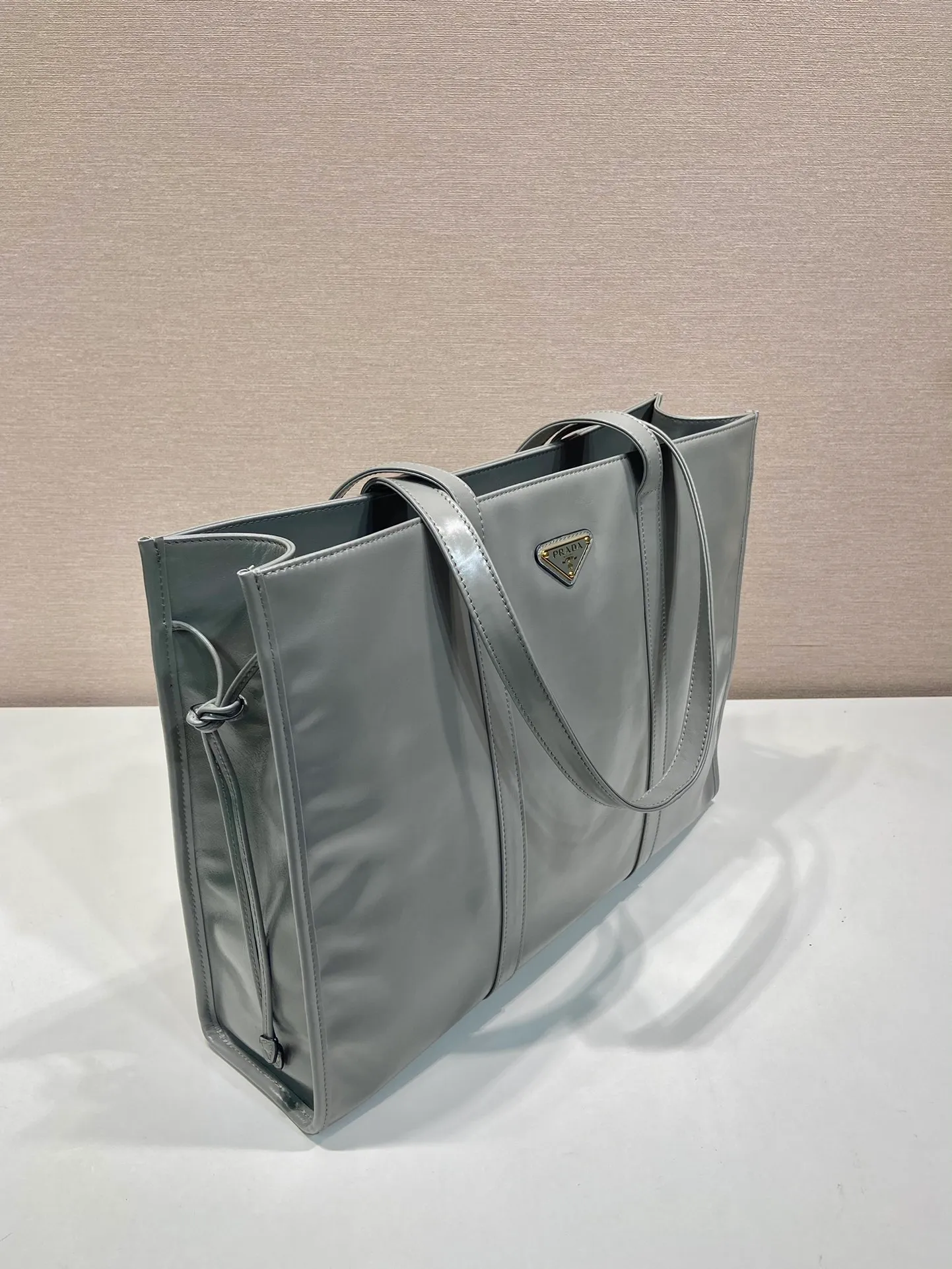 💰1760🎉Oil wax tote bag🎉1BG460 new color🎉🎉 This tote bag is made of imported oil wax leather. The shiny color exudes a classic atmosphere. It can be carried on the shoulder or in the hand. It has a very large capacity and is easy to use. It is definitely a must-have for fashionistas. Take this retro plaid tote bag home! Length 38x Height 30x Bottom 12cm🎉🎉🎉👏👏👏 Length 39x Height 30x Bottom 10cm