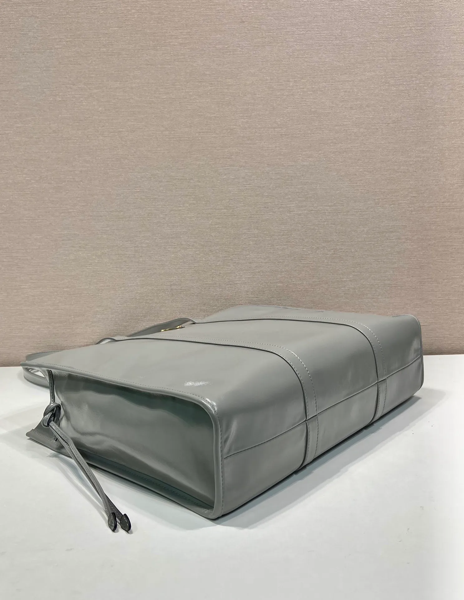 💰1760🎉Oil wax tote bag🎉1BG460 new color🎉🎉 This tote bag is made of imported oil wax leather. The shiny color exudes a classic atmosphere. It can be carried on the shoulder or in the hand. It has a very large capacity and is easy to use. It is definitely a must-have for fashionistas. Take this retro plaid tote bag home! Length 38x Height 30x Bottom 12cm🎉🎉🎉👏👏👏 Length 39x Height 30x Bottom 10cm