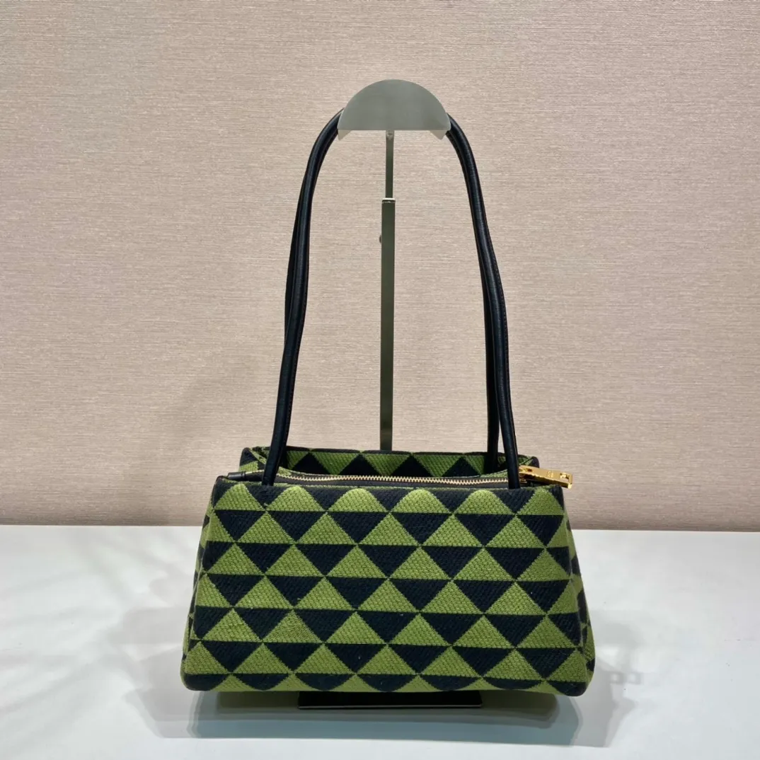 💰1500🎉New style of embroidered fabric🎉1BA368 catwalk style🎉🎉The silhouette of this embroidered fabric handbag. Slim leather handles complement the elegant silhouette. The triangles of embroidered fabric are transformed into a gorgeous and modern multi-faceted jacquard pattern, and are lined with imported sheepskin. There are many layers, simple and elegant. The upper body effect is very matching/aura. This is another popular model recognized by internet celebrities/celebrities, so babies, hurry up and get it. Length 25x Height 13.5x Bottom 13cm🎉���🎉👏👏👏