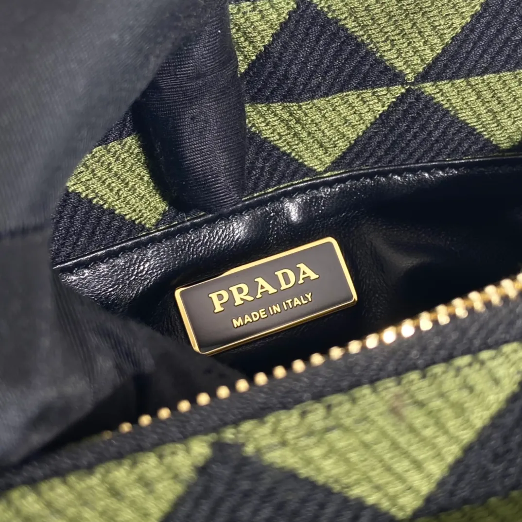 💰1500🎉New style of embroidered fabric🎉1BA368 catwalk style🎉🎉The silhouette of this embroidered fabric handbag. Slim leather handles complement the elegant silhouette. The triangles of embroidered fabric are transformed into a gorgeous and modern multi-faceted jacquard pattern, and are lined with imported sheepskin. There are many layers, simple and elegant. The upper body effect is very matching/aura. This is another popular model recognized by internet celebrities/celebrities, so babies, hurry up and get it. Length 25x Height 13.5x Bottom 13cm🎉���🎉👏👏👏