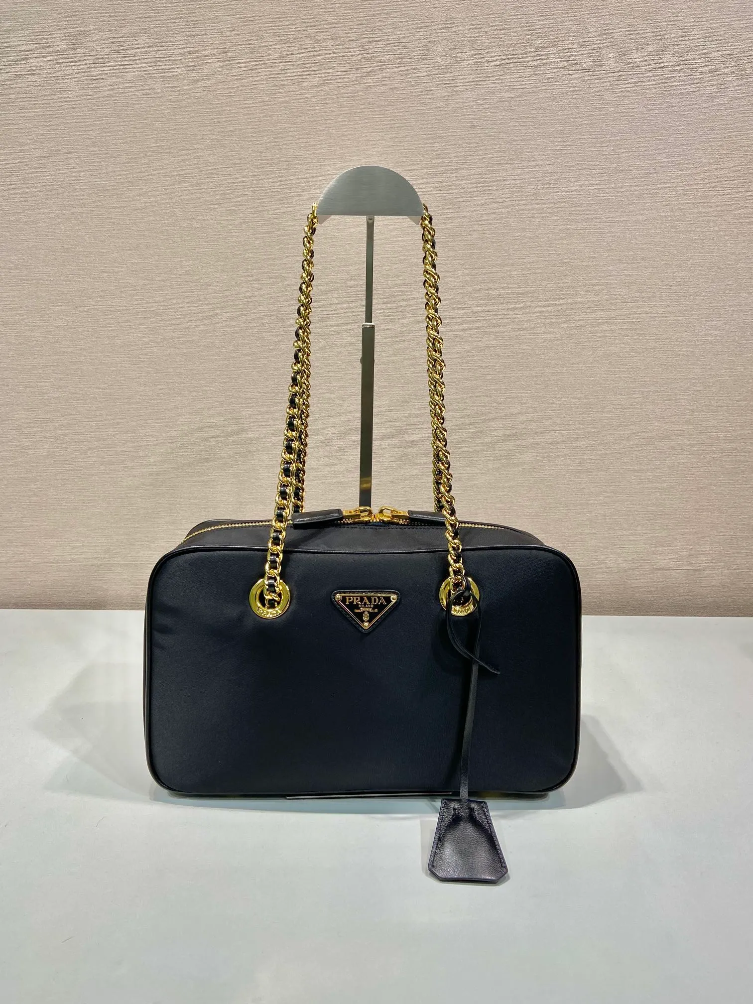 💰1380🎉New second-hand bag🎉1BB115A medium size🎉🎉 This second-hand bag is made of regenerated nylon, incorporating unique style elements, with exquisite calfskin details, and a shoulder strap designed with strips, completely subverting people's traditional perception of luxury goods. Practical design embellishments and exquisite details add a unique charm. Large capacity, practical and elegant👏Another popular style that will never go out of style🎉🎉Length 30xH 17.5 bottom 9cm👏👏👏🎉🎉🎉