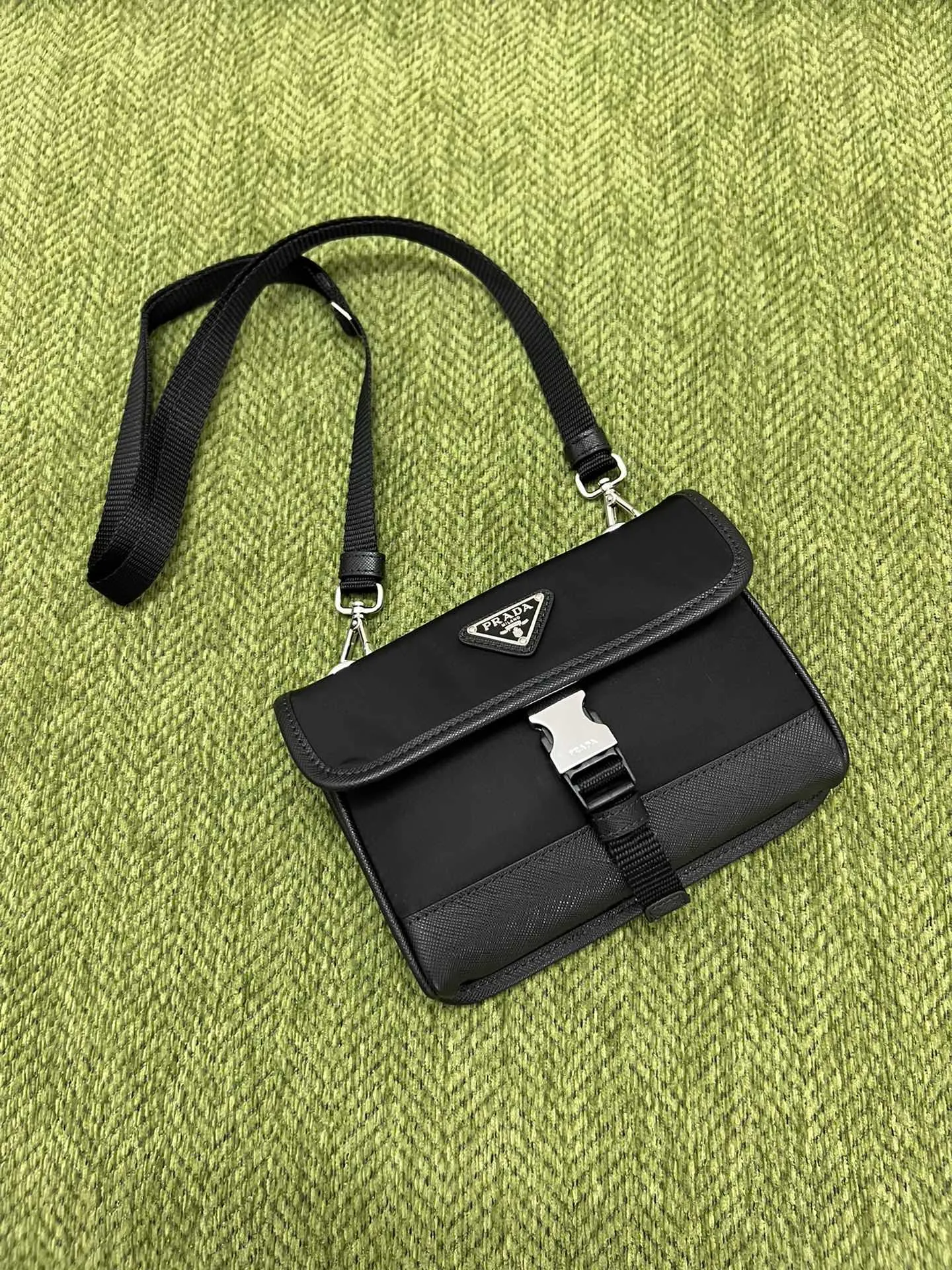 💰720🎉New mobile phone bag 🎉2ZH108👏👏 has been shipped. The mini messenger bag has a super unique shape. It is definitely worth buying for the current super popular small bag trend! And it has an inexplicable retro feel🙊I like the design of PRD so much. It’s fashionable😘 For fashionistas who have countless bags, I recommend this simple and elegant design. A triangle logo is enough to show off the fashionable atmosphere of personality. It is easy to use for daily use. It is recommended for men and women.👧🏻➕👨🏻, length 18x height 14x bottom 3cm