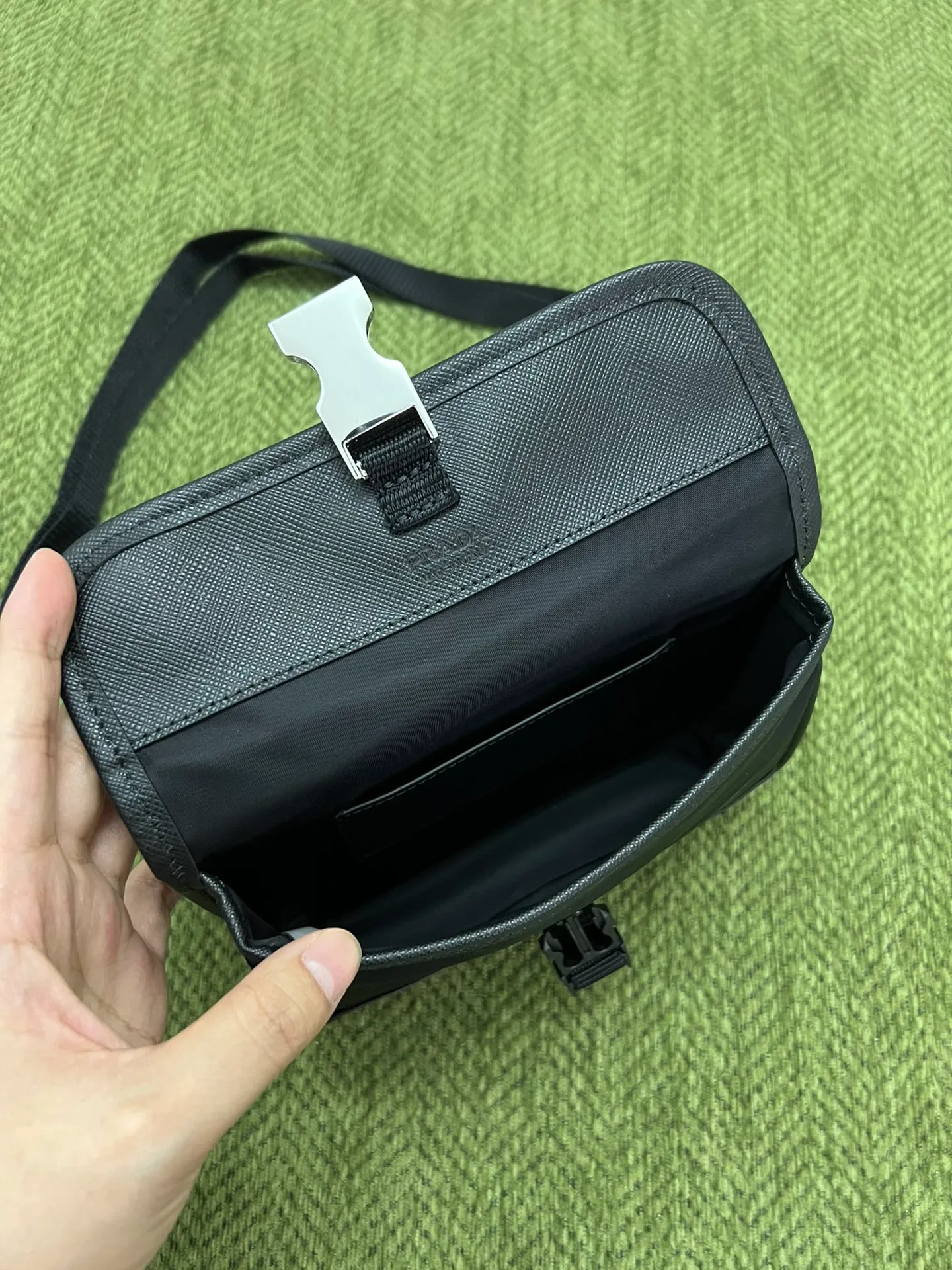 💰720🎉New mobile phone bag 🎉2ZH108👏👏 has been shipped. The mini messenger bag has a super unique shape. It is definitely worth buying for the current super popular small bag trend! And it has an inexplicable retro feel🙊I like the design of PRD so much. It’s fashionable😘 For fashionistas who have countless bags, I recommend this simple and elegant design. A triangle logo is enough to show off the fashionable atmosphere of personality. It is easy to use for daily use. It is recommended for men and women.👧🏻➕👨🏻, length 18x height 14x bottom 3cm