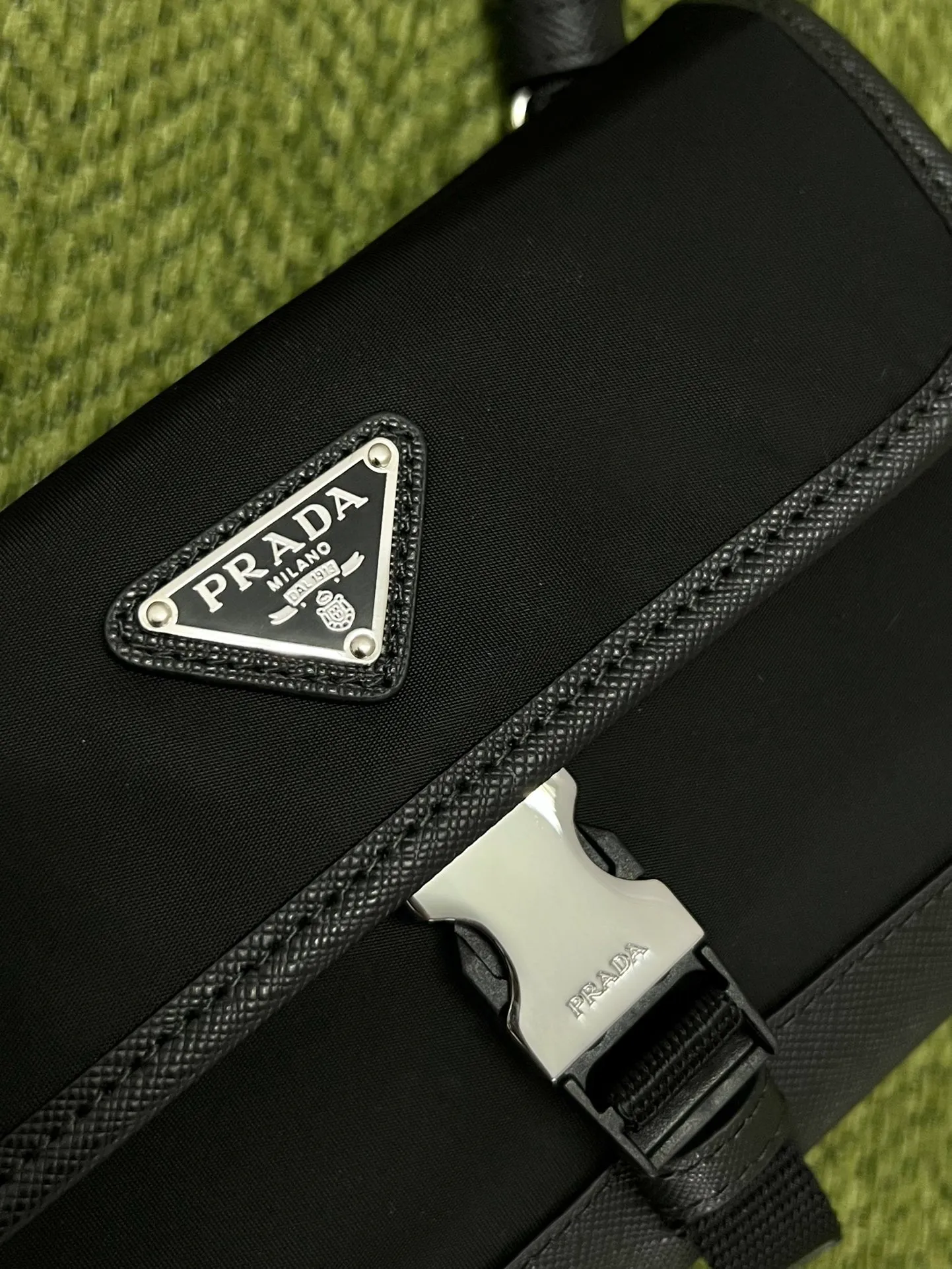 💰720🎉New mobile phone bag 🎉2ZH108👏👏 has been shipped. The mini messenger bag has a super unique shape. It is definitely worth buying for the current super popular small bag trend! And it has an inexplicable retro feel🙊I like the design of PRD so much. It’s fashionable😘 For fashionistas who have countless bags, I recommend this simple and elegant design. A triangle logo is enough to show off the fashionable atmosphere of personality. It is easy to use for daily use. It is recommended for men and women.👧🏻➕👨🏻, length 18x height 14x bottom 3cm