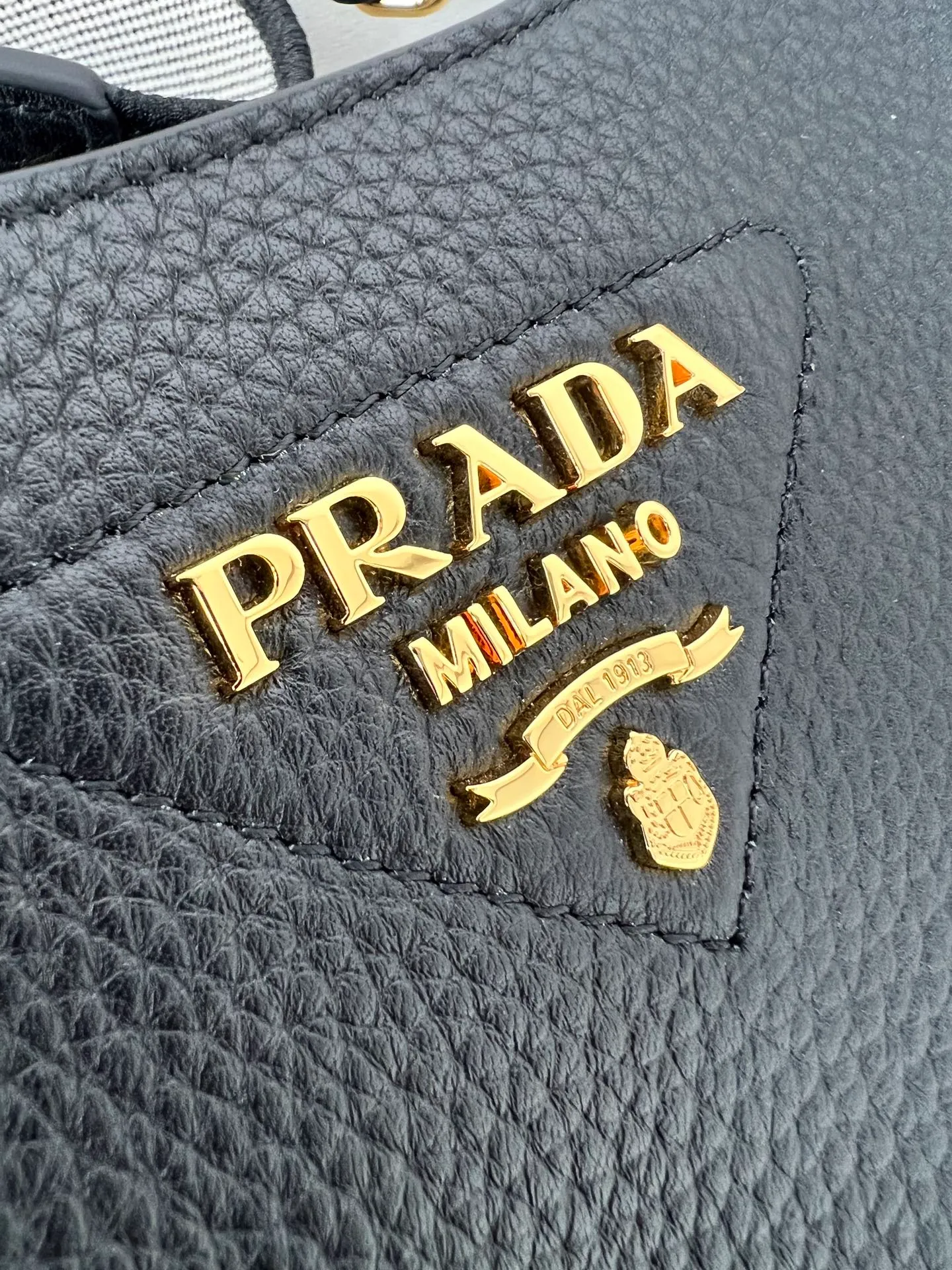 💰1600✨New product launch✨New grained cowhide leather shoulder bag 1BH191 Super light and super soft, I like it very much. Made of imported grained cowhide, soft and delicate, feels great. Golden logo with triangular letters on the front. Magnetic buckle closure. Simple inside with plenty of card slots. Paired with double shoulder straps, fashionable, good-looking and versatile. This model has both functionality and modern fashion style. The details are perfectly comparable to ZG. Black size: 20*19*6cm