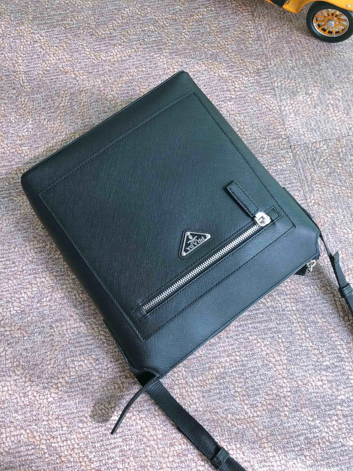 💰1700〽️Exclusive debut〽️New 2VG062 cross-body men's bag🤙🤙Top original item👏🏻👏🏻 Made of imported Saffano leather material, internal logo plate, top metal accessories, zipper closure, front zipper pocket, one side wall stitched zipper pocket, and two mobile phone pockets. Length 26X height 27X bottom 7cm,