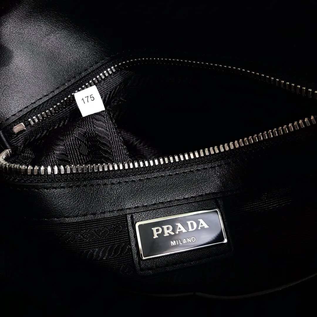 💰1700〽️Exclusive debut〽️New 2VG062 cross-body men's bag🤙🤙Top original item👏🏻👏🏻 Made of imported Saffano leather material, internal logo plate, top metal accessories, zipper closure, front zipper pocket, one side wall stitched zipper pocket, and two mobile phone pockets. Length 26X height 27X bottom 7cm,